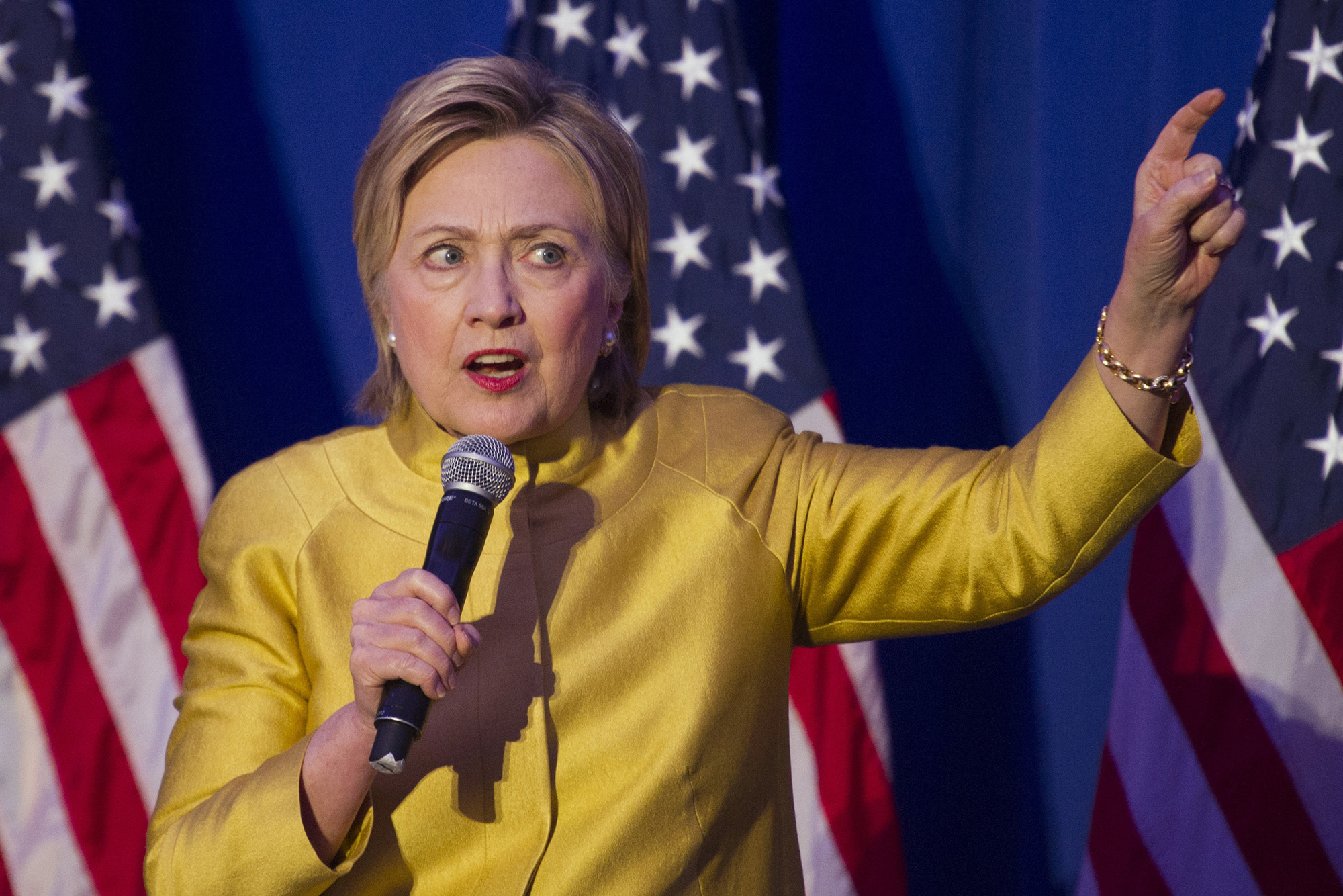 Clinton defends Megyn Kelly, Carly Fiorina in L.A. Times interview