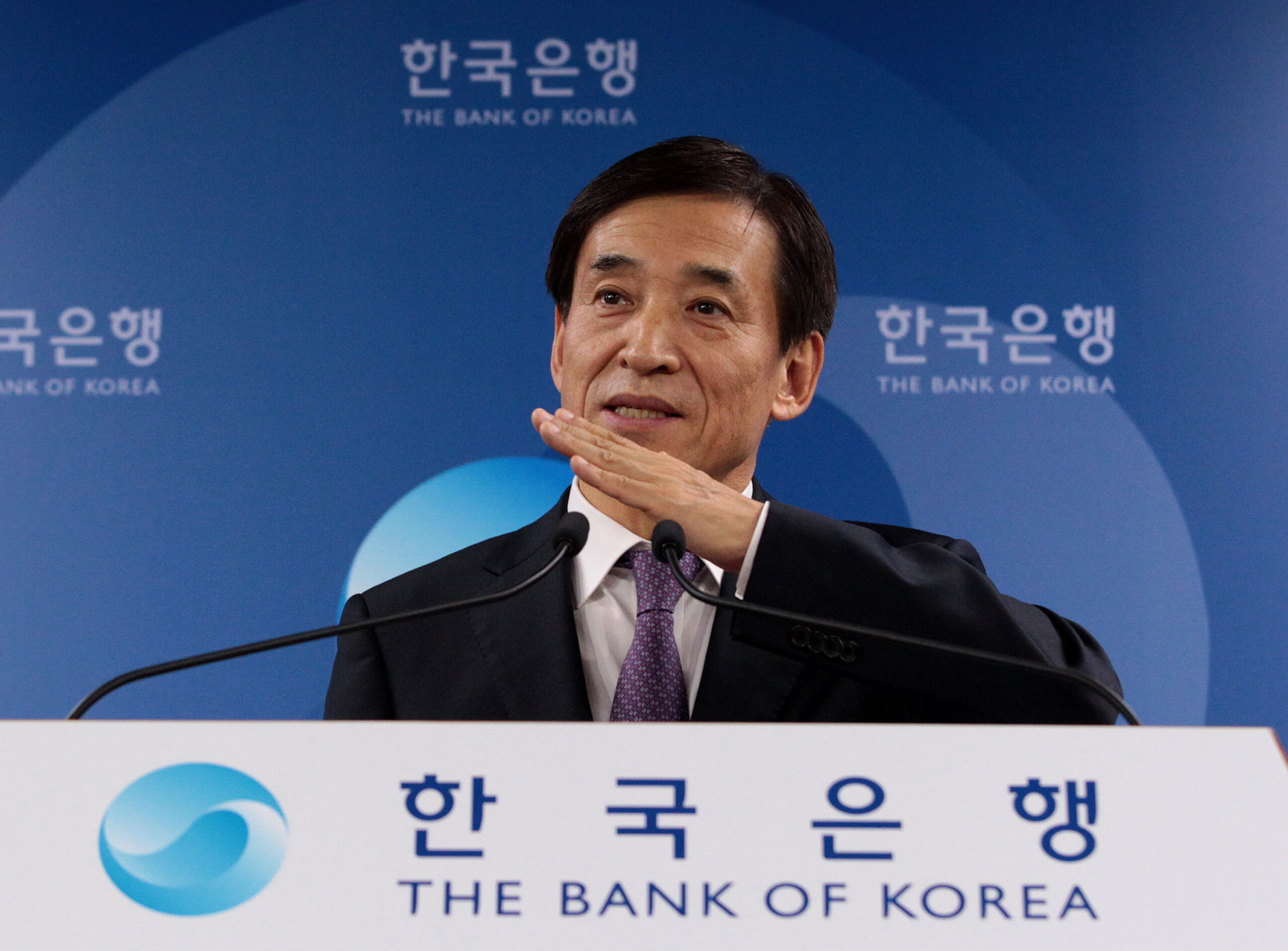 South Korea cuts interest rate to record low