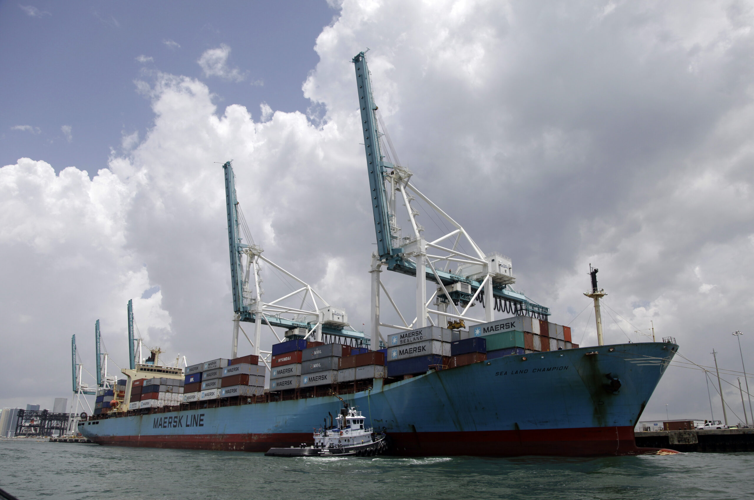 Conservative groups split on oil export bill