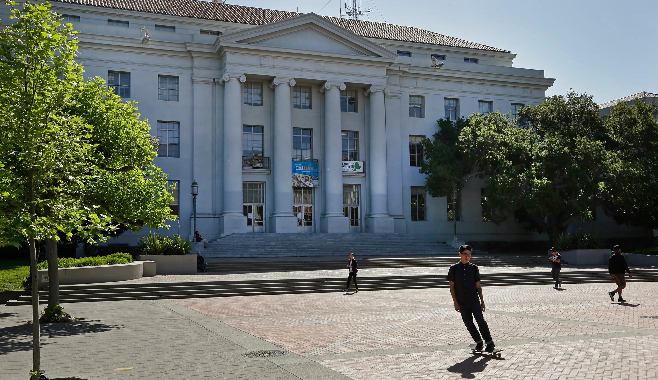 Berkeley debates letting women go topless in public