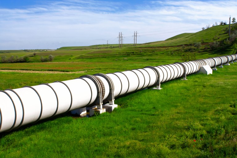 Pipelines are the safest and cheapest way of transporting oil and natural gas. (Thinkstock)