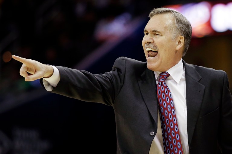   Los Angeles Lakers head coach Mike D'Antoni yells at his team in the fourth quarter of an NBA basketball game against the Cleveland Cavaliers, Tuesday, Dec. 11, 2012, in Cleveland. The Cavaliers won 100-94. (AP Photo/Mark Duncan)  