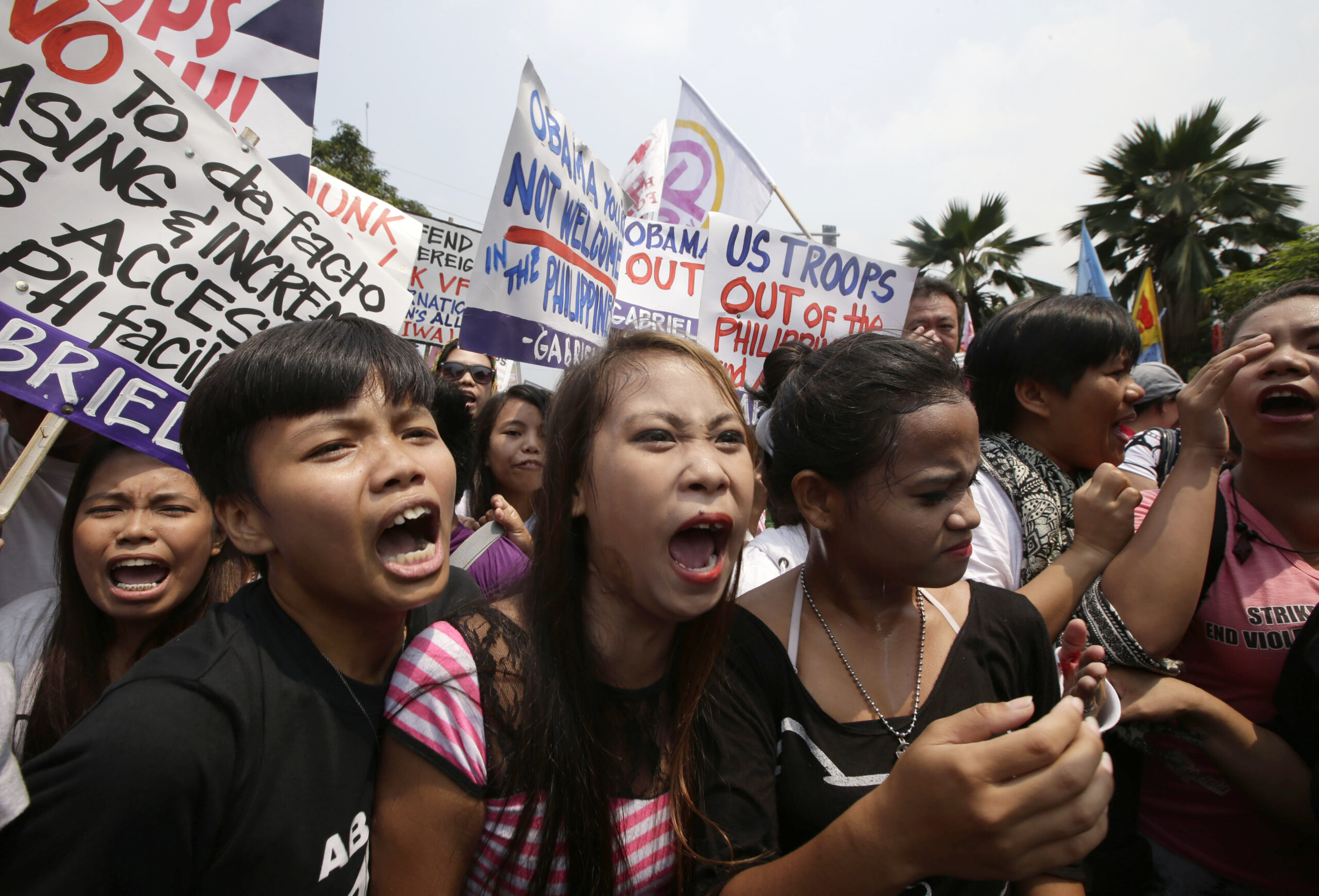Anti-Obama protesters clash with police in Manila