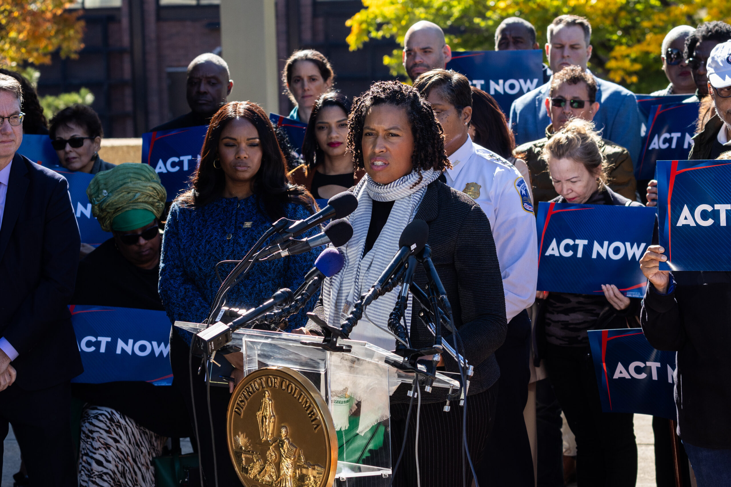 Mayor Bowser admits that masks fuel crime waves