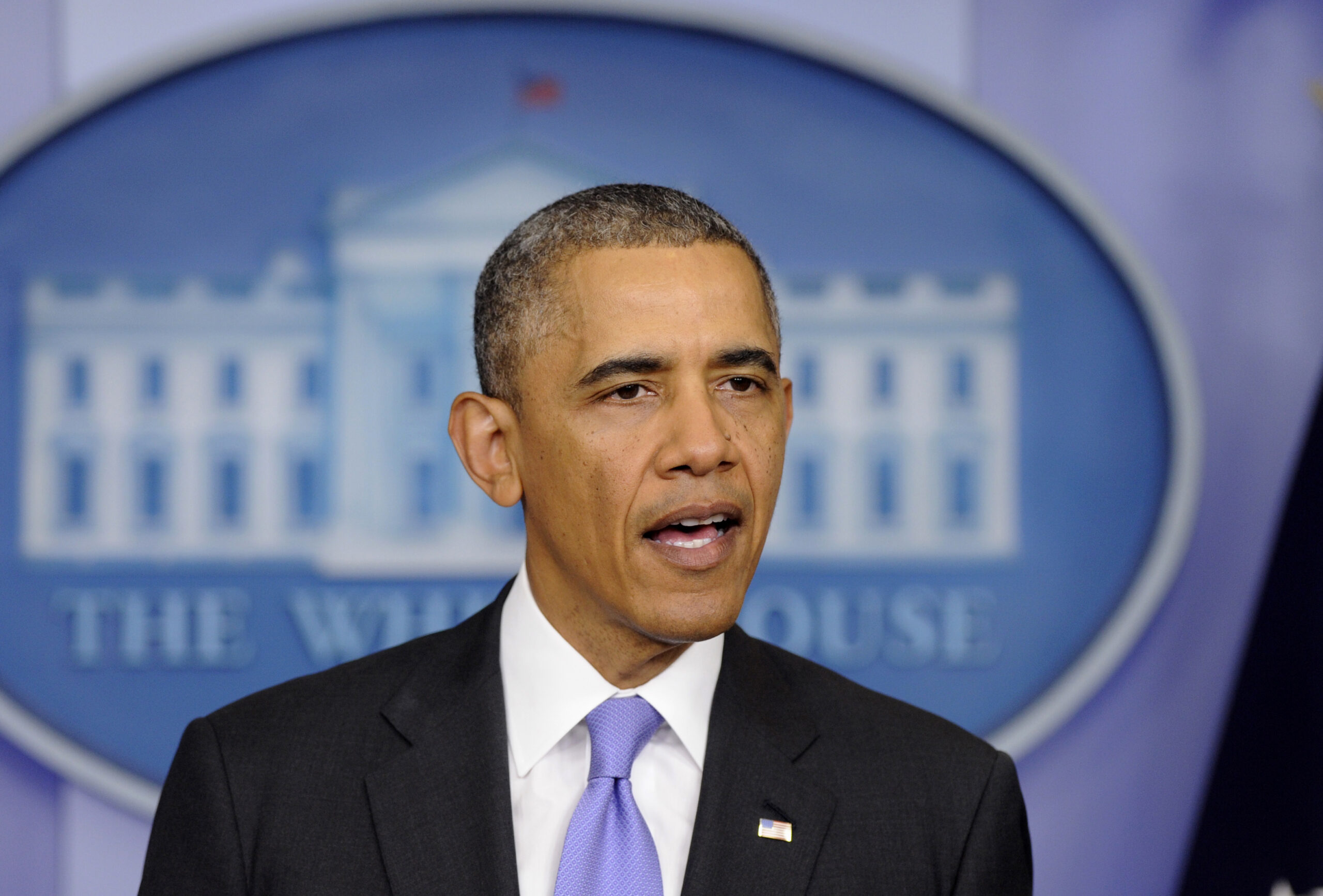 Obama stands behind Eric Shinseki at Veterans Affairs