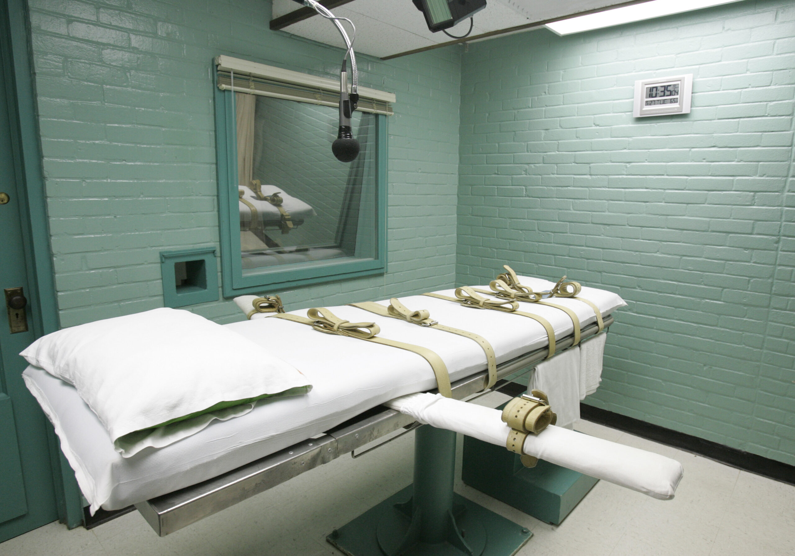 Alabama halts execution after problem establishing IV