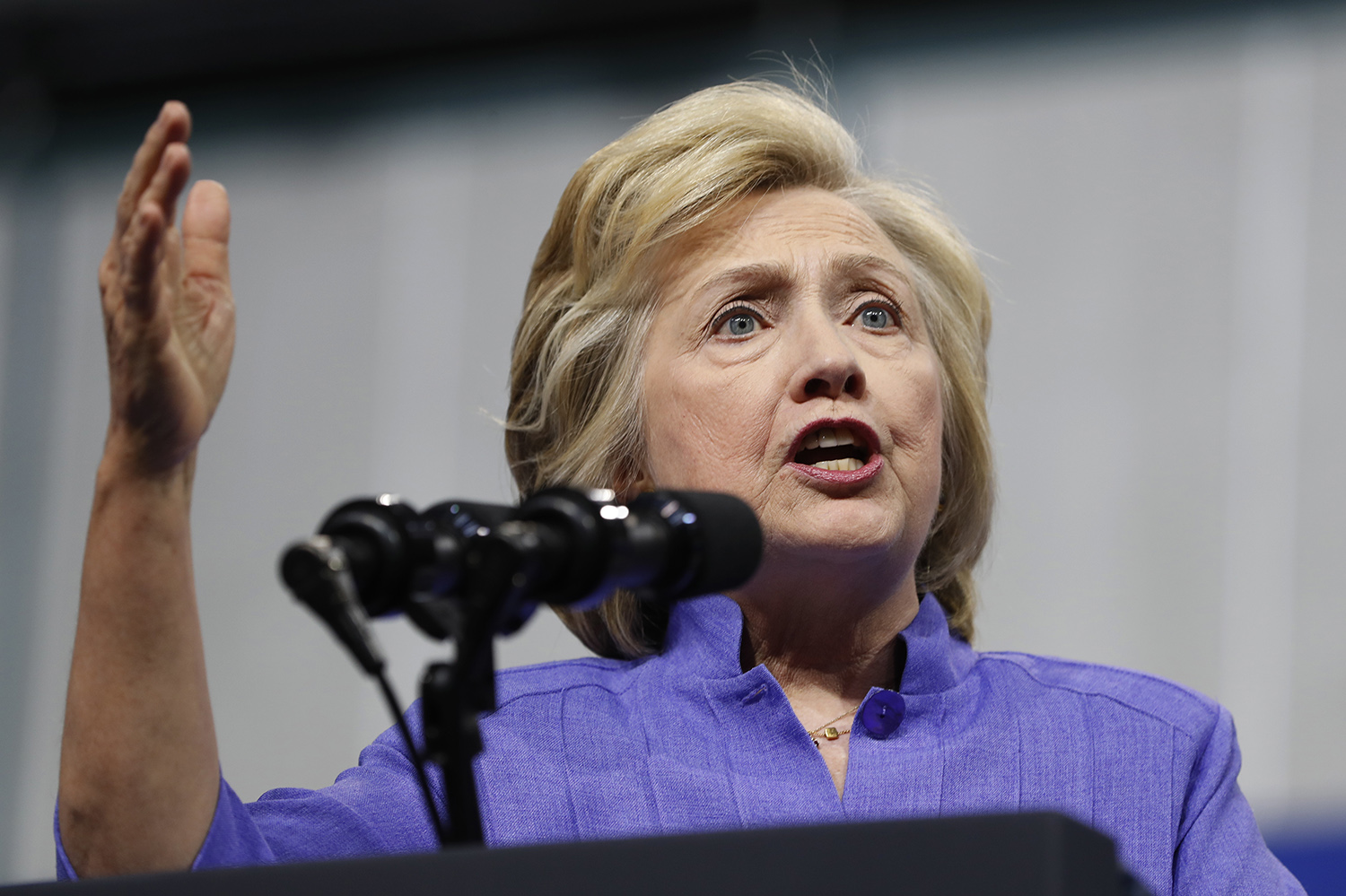 Conway: Clinton cramming her head with ‘microchips and binders’ for debate prep
