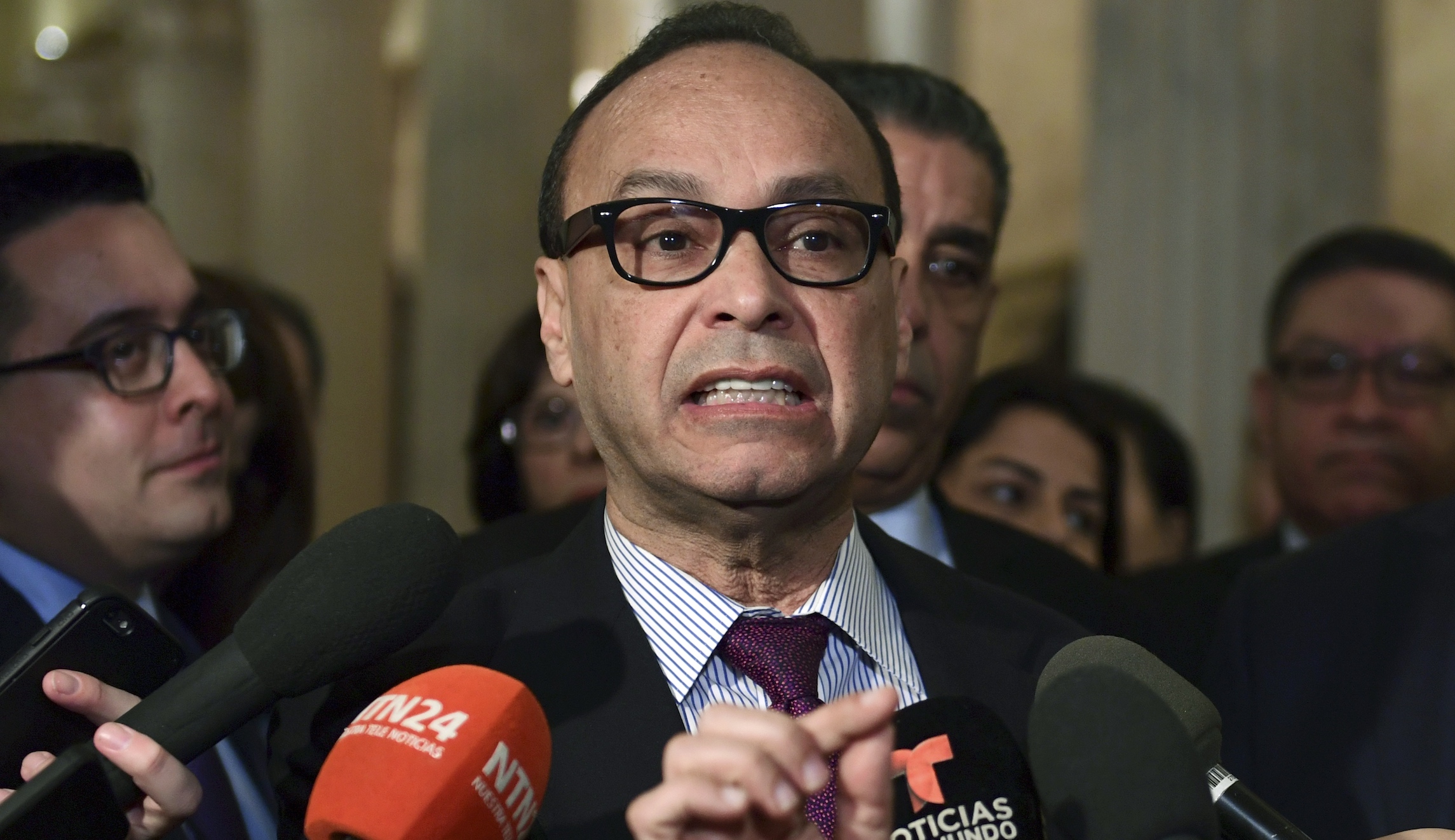 Luis Gutierrez threatens to break with Democratic caucus if DACA not dealt with in spending caps agreement