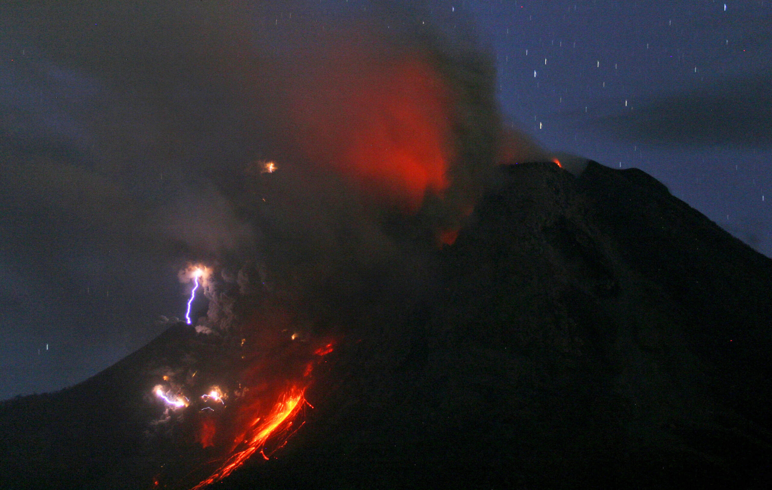 Image of Asia: Volcanic lightning on display