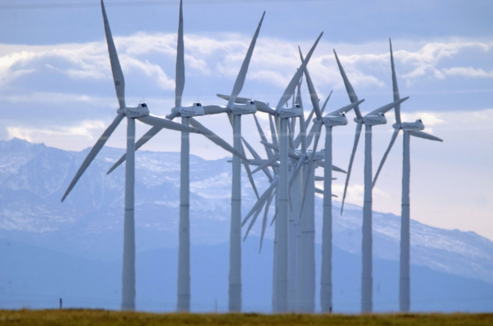 Measure that would restrict local regulation of wind farms advances to Illinois House