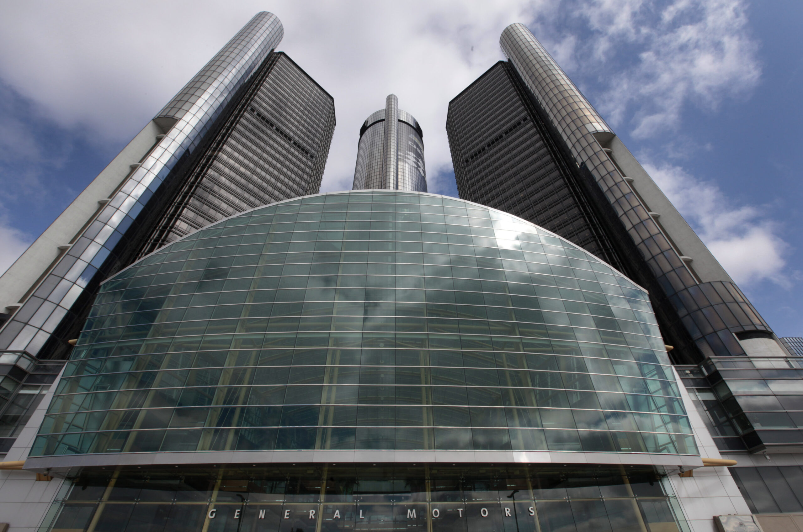 GM buys out 5,000 workers to avert layoffs