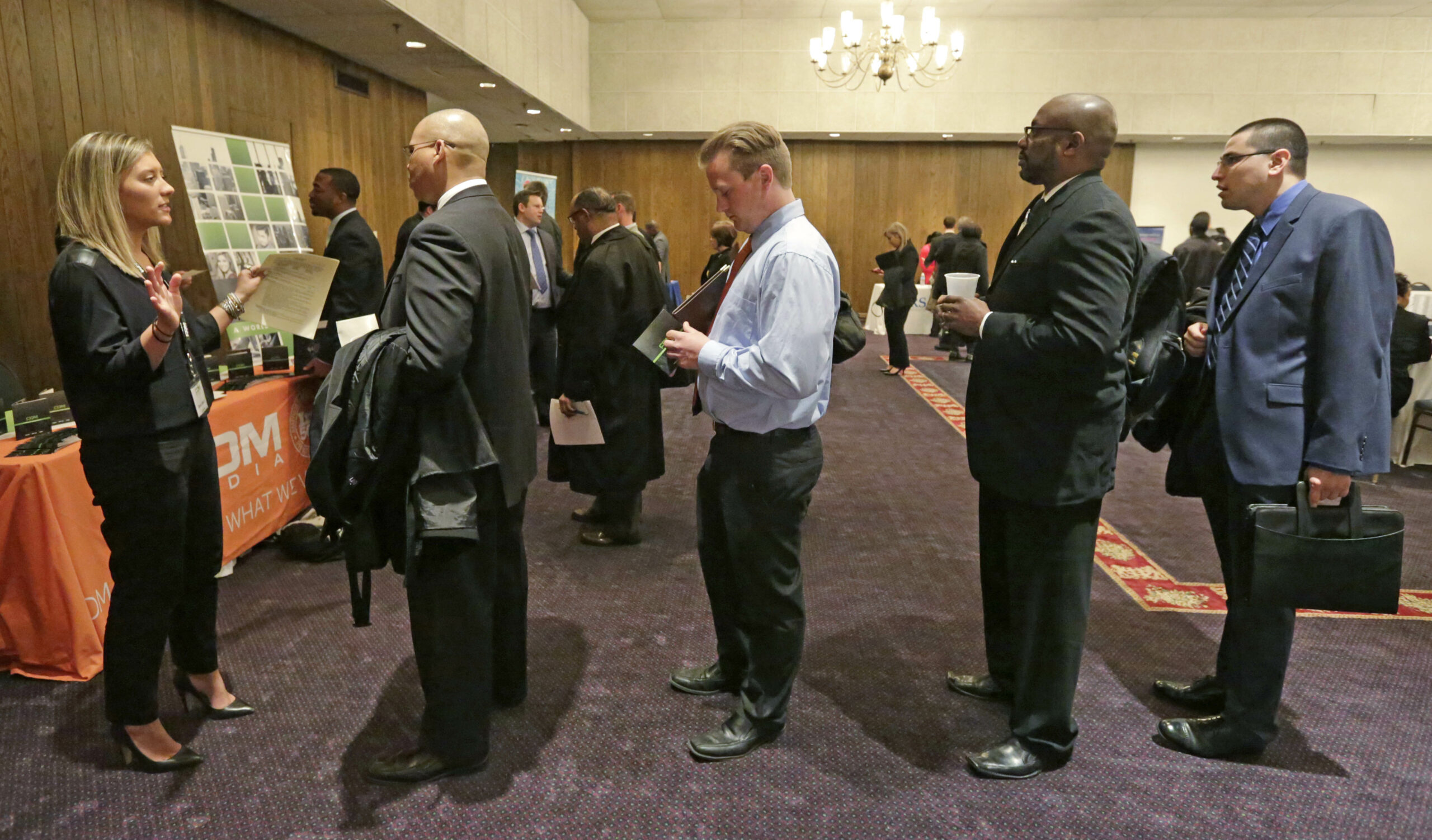 Jobless claims fall, pulling four-week average down to new 15-year low