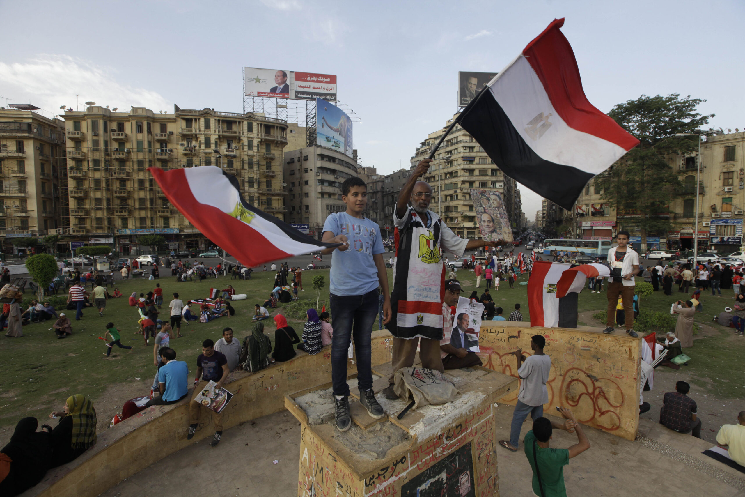 Egypt criminalizes dishonoring anthem, flag