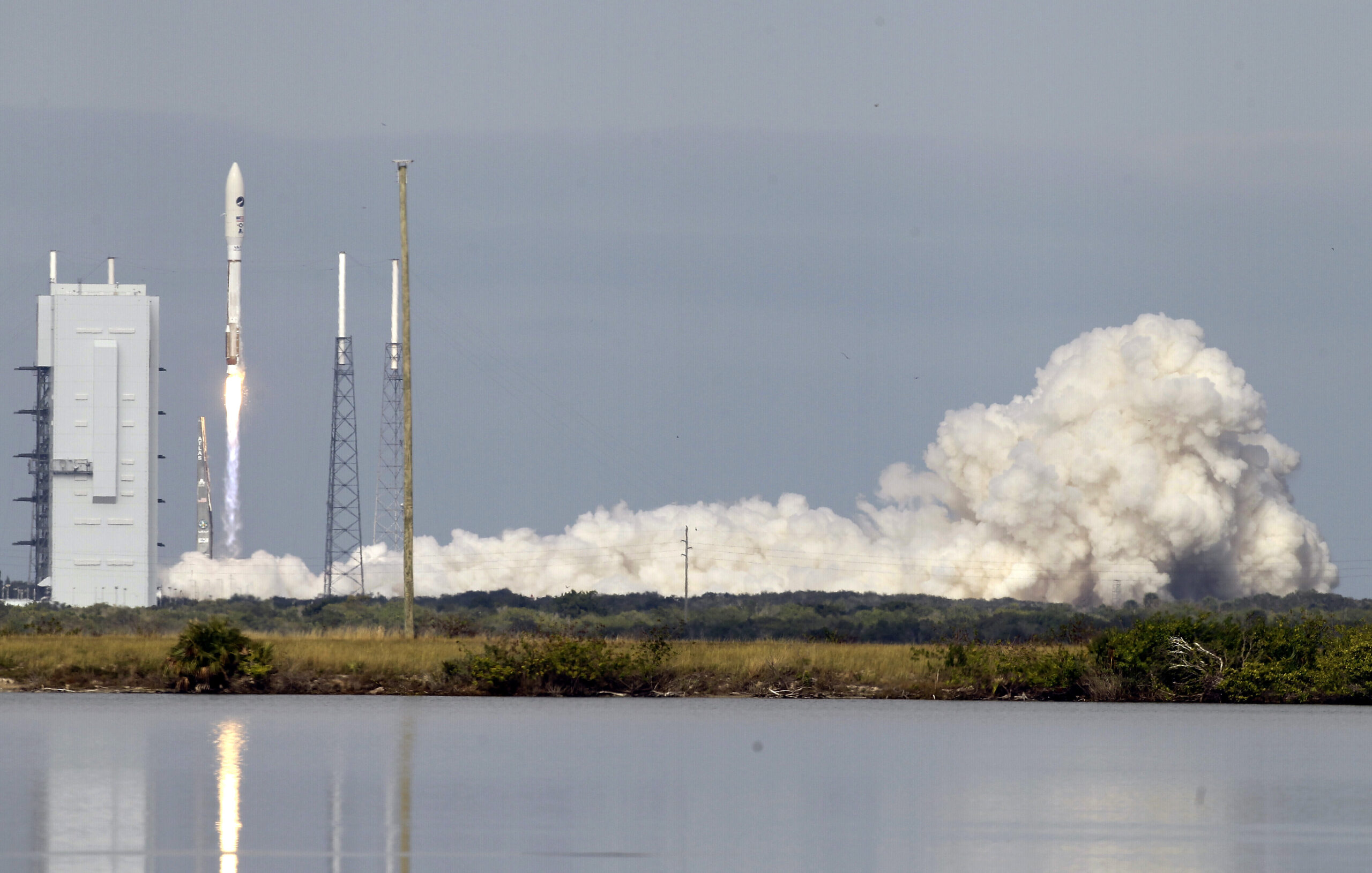 Air Force sends mystery mini-shuttle back to space