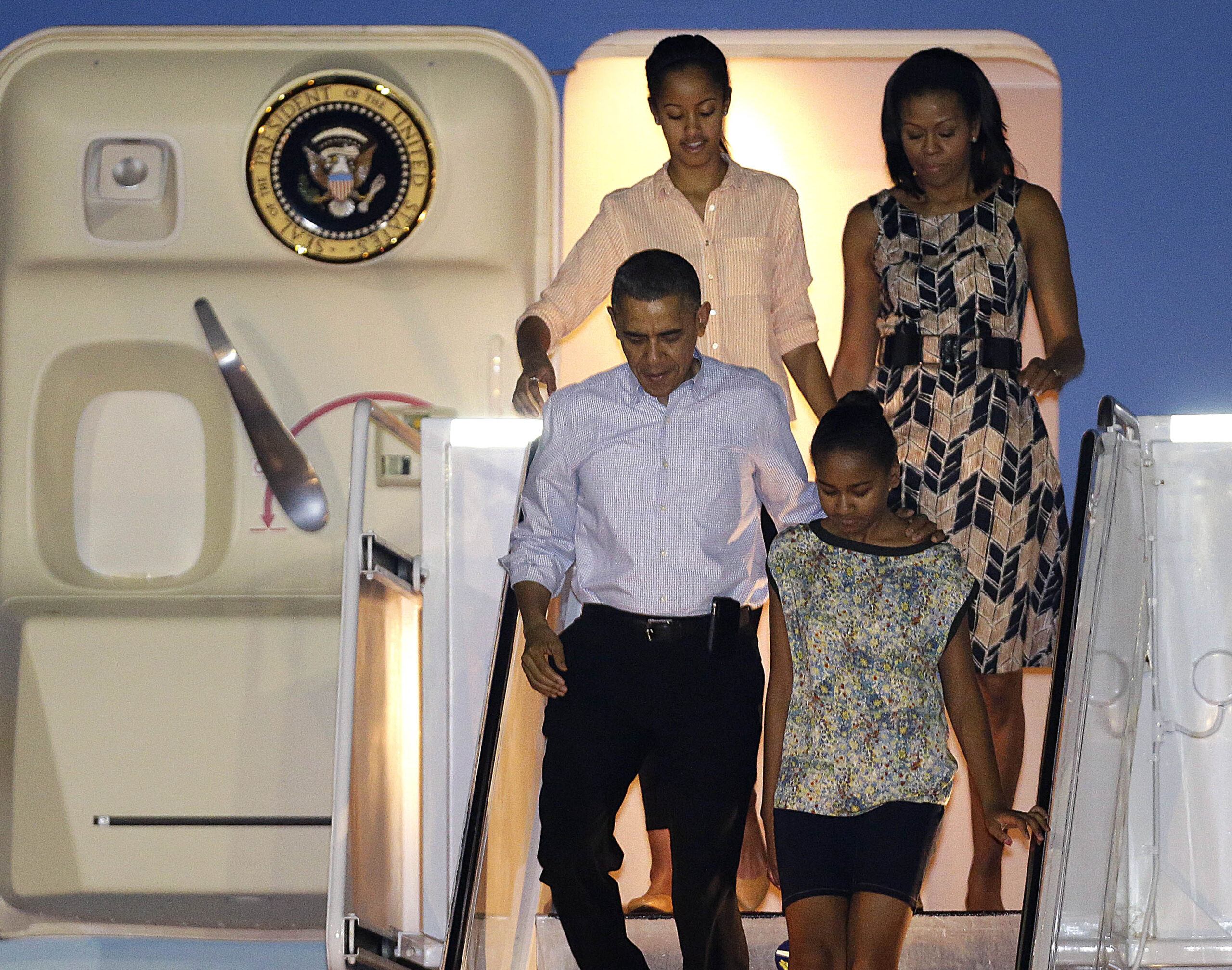 Obama and family arrive in Hawaii for Christmas