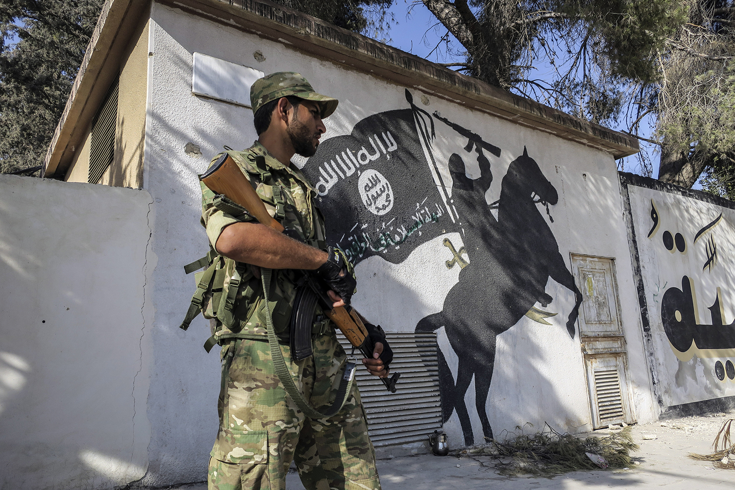 Pentagon: Islamic State cornered in Libya, trapped in Syria