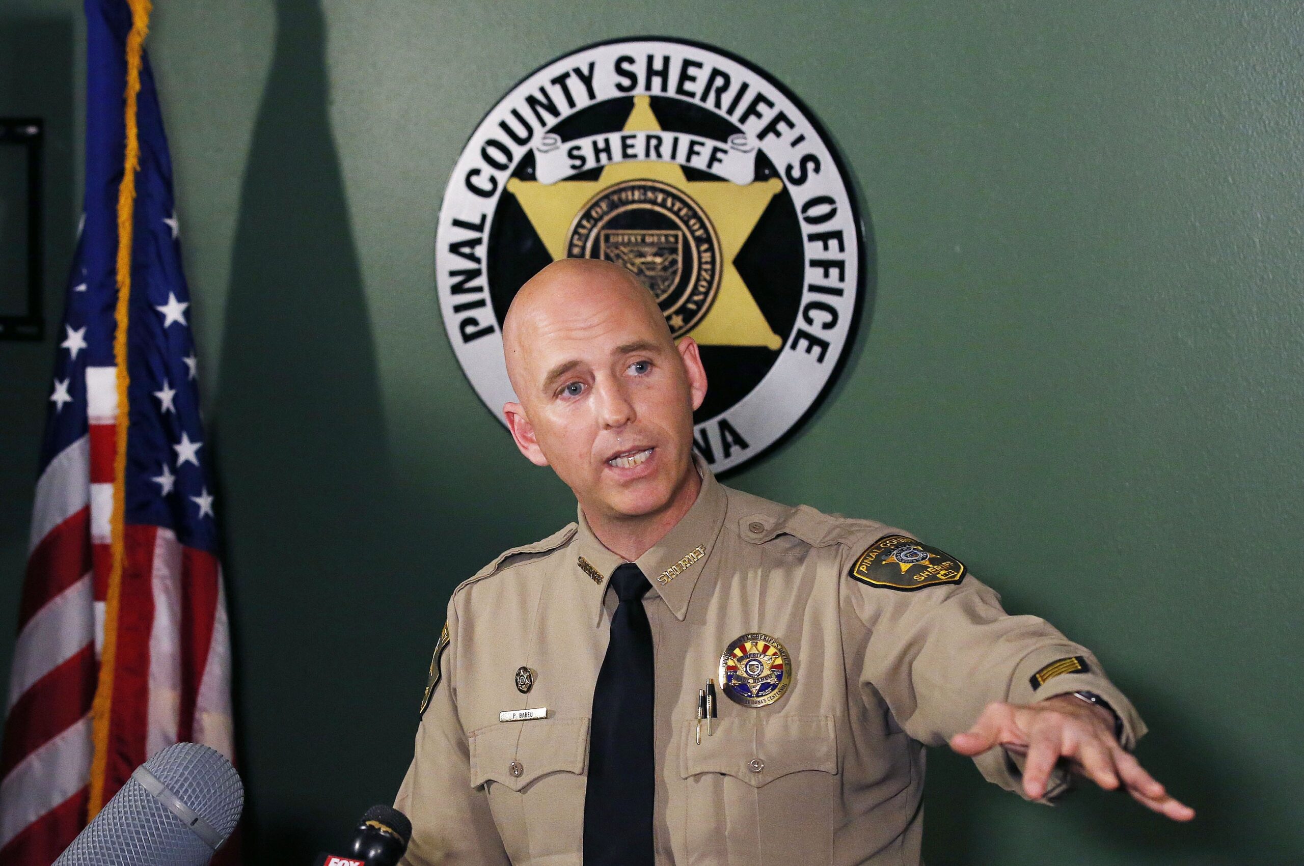 GOP hopefuls show bona fides with scandal-scarred sheriff