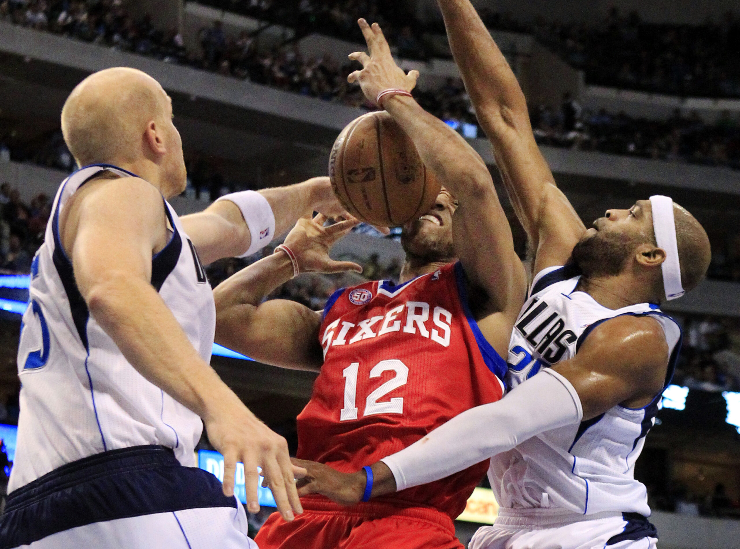 Mayo, Kaman help Mavericks end 3-game skid