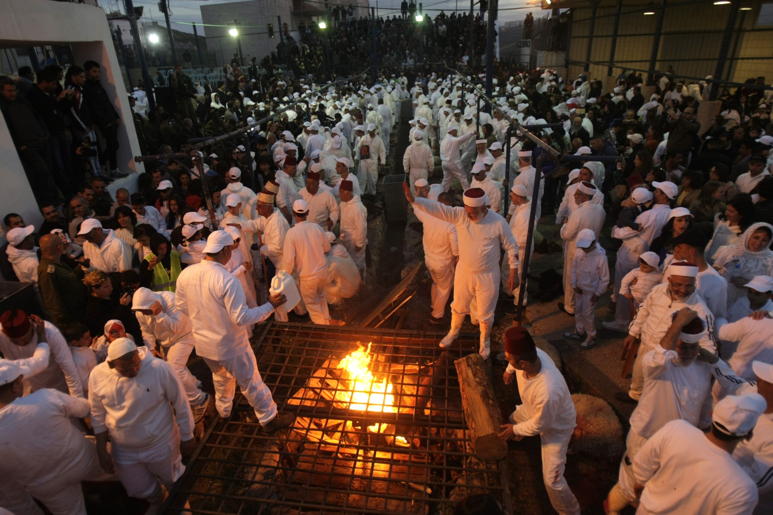 Israeli families gather for ritual Passover meal