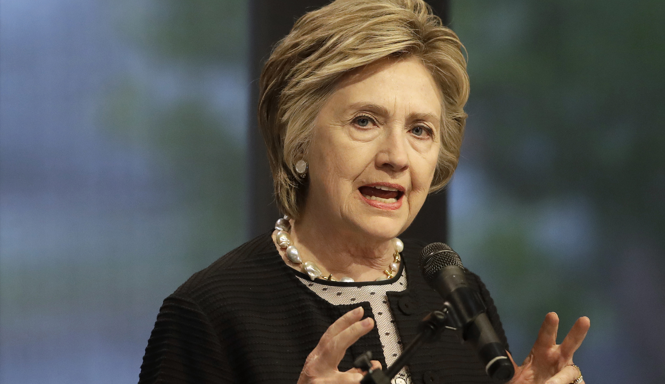 Hillary Clinton defends London mayor after Trump attack