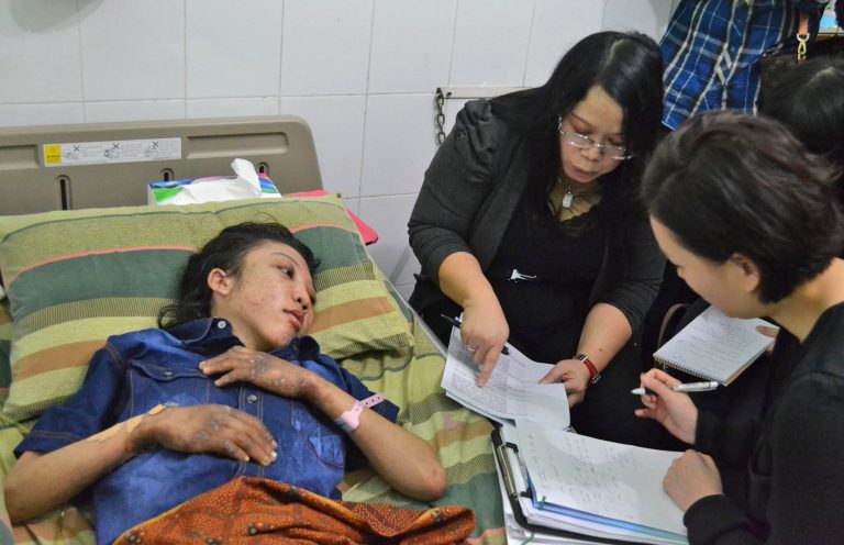 In this photo released by Indonesian National Police, Erwiana Sulistyaningsih, left, an Indonesian maid who was allegedly tortured by her employer in Hong Kong, is interviewed by Hong Kong police investigators at a hospital where she is treated in Sragen, Central Java, Indonesia, Tuesday, Jan. 21, 2014. Hong Kong police officers arrived at the hospital Tuesday to interview Sulistyaningsih as Indonesia's President Susilo Bambang Yudhoyono expressed his concern and anger over the alleged brutality. (AP Photo/Indonesian National Police)