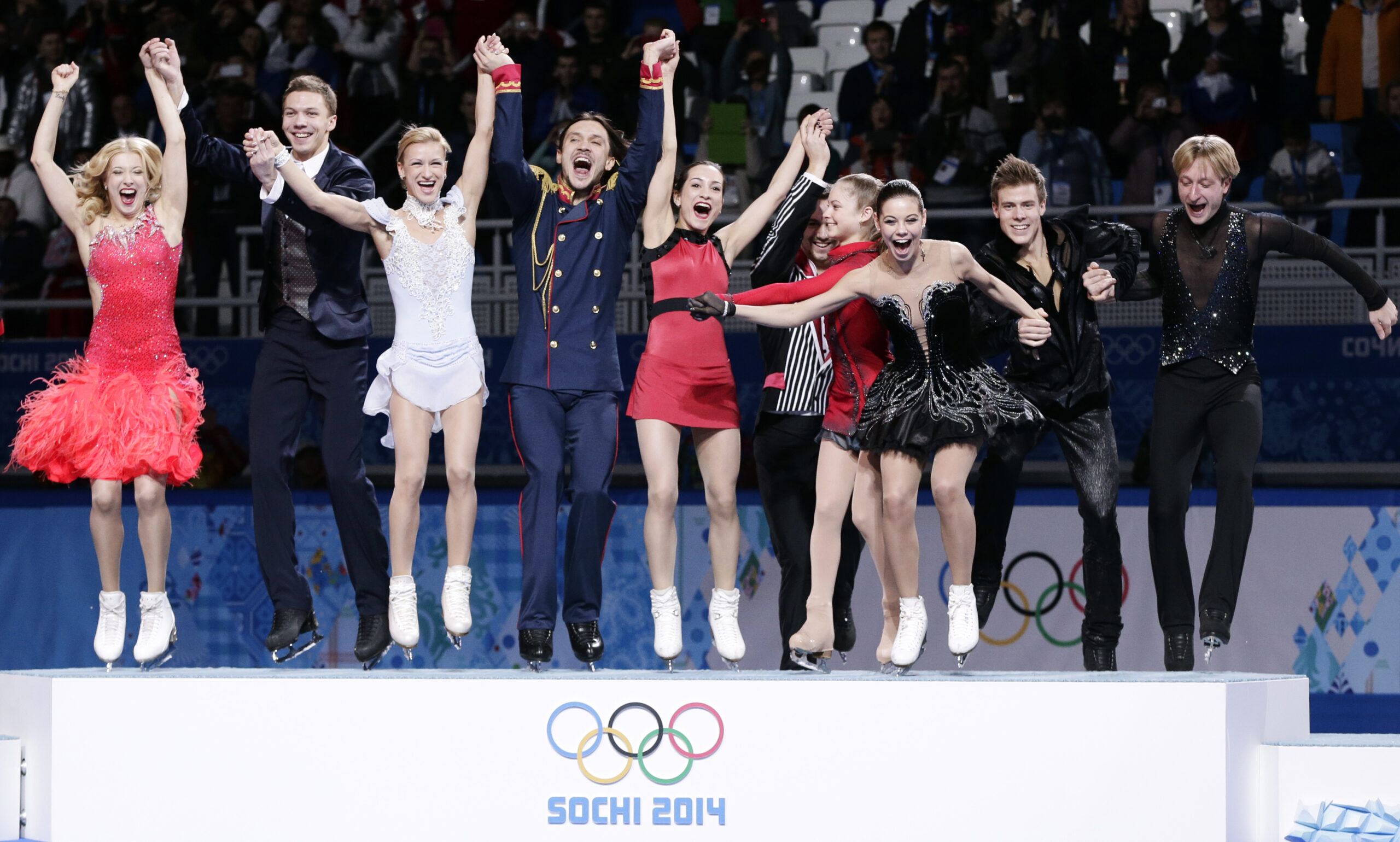 Russia wins team figure skating, 1st gold of Sochi