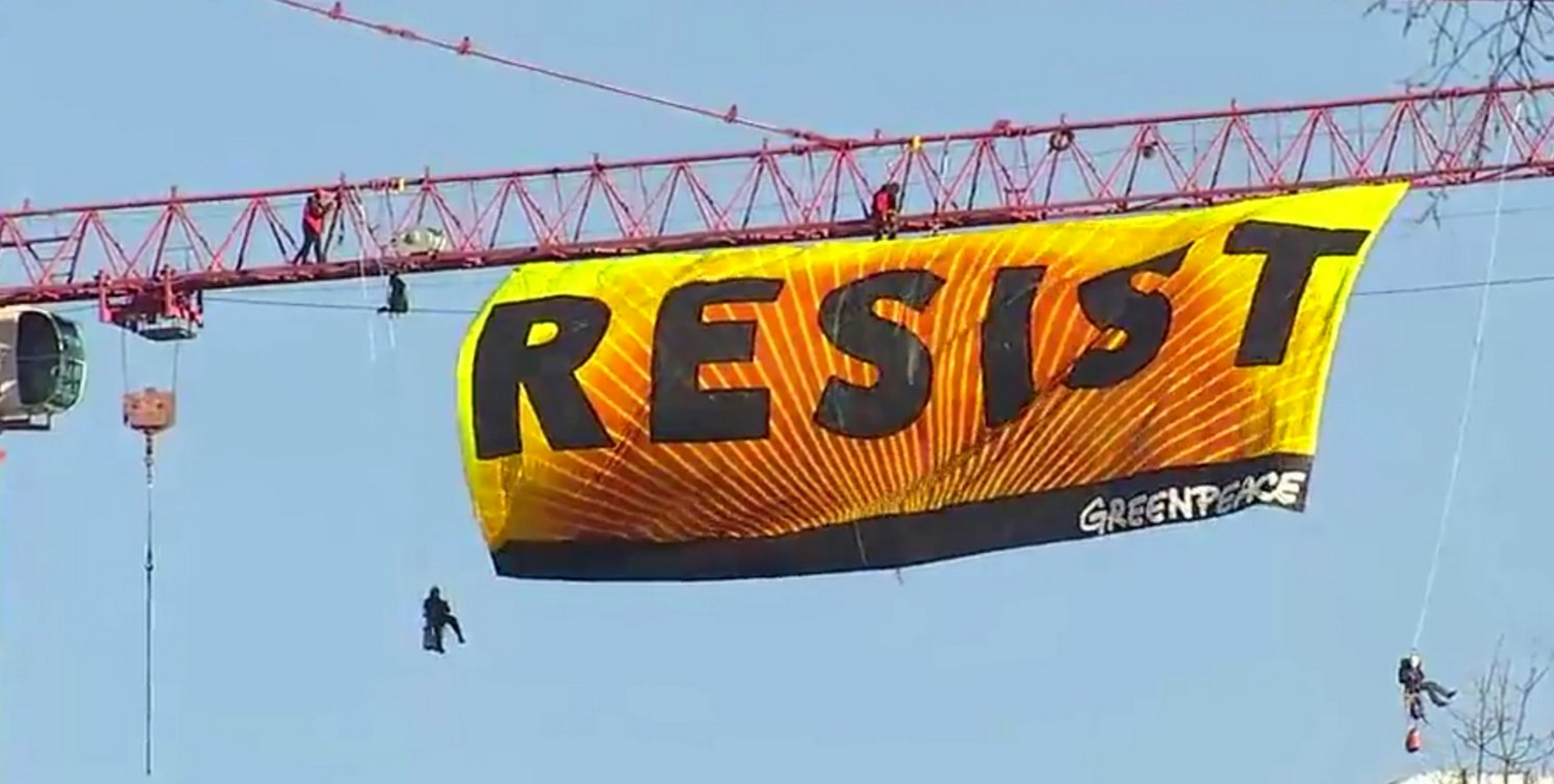 Greenpeace protesters abandon crane, leave anti-Trump banner