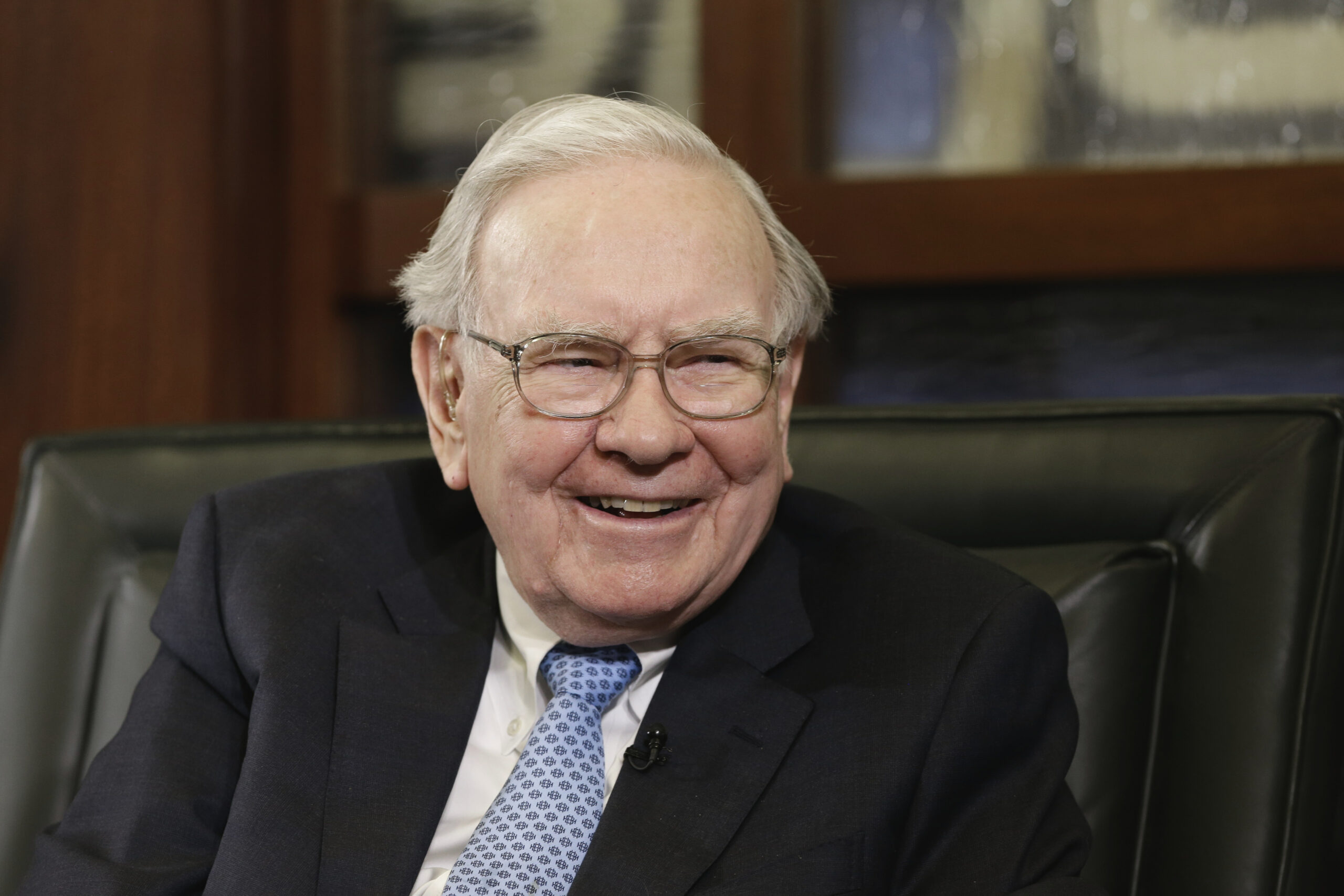 Warren Buffett donates $25,000 to Ready for Hillary