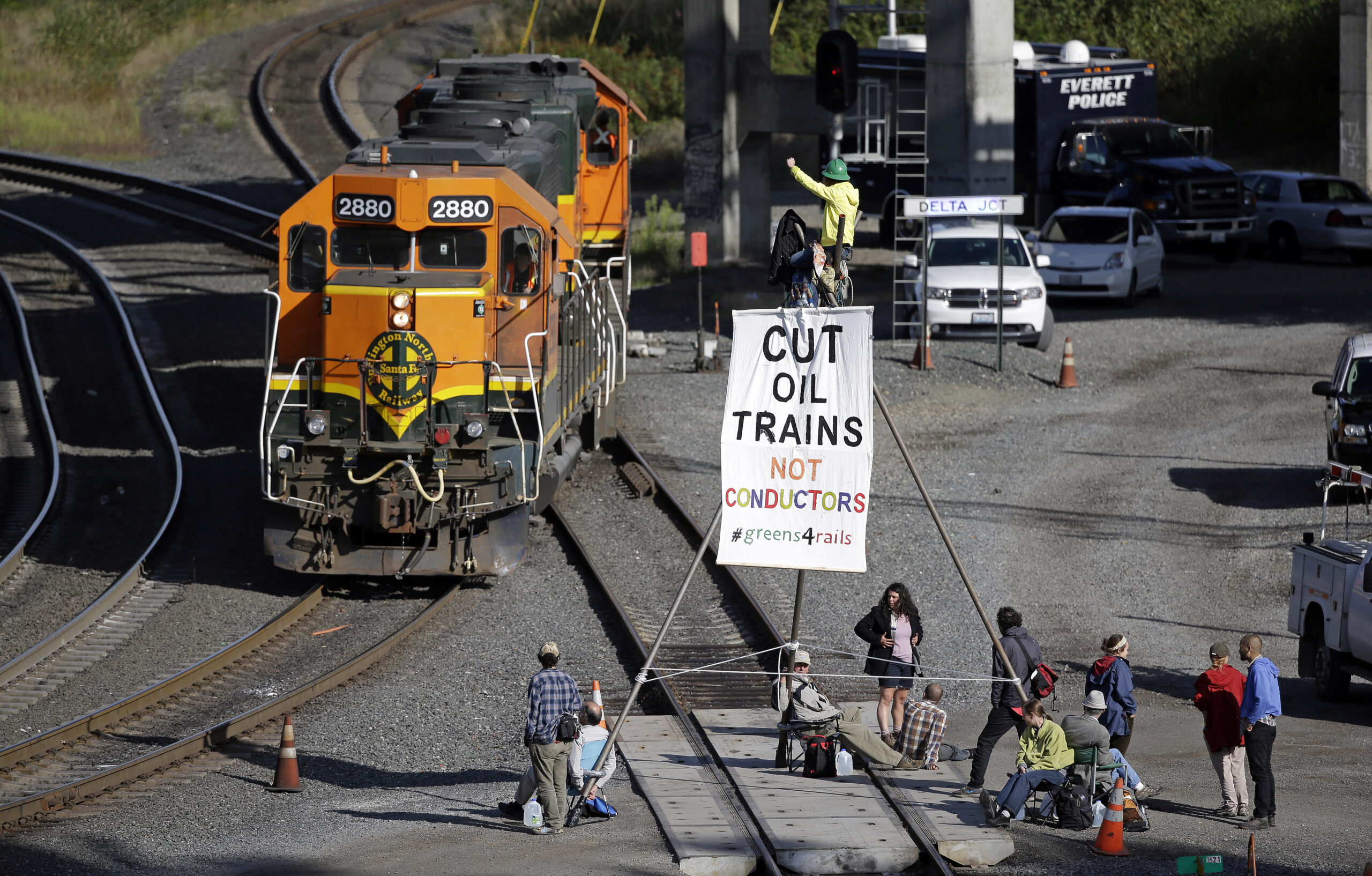 5 protesters arrested after blocking oil train
