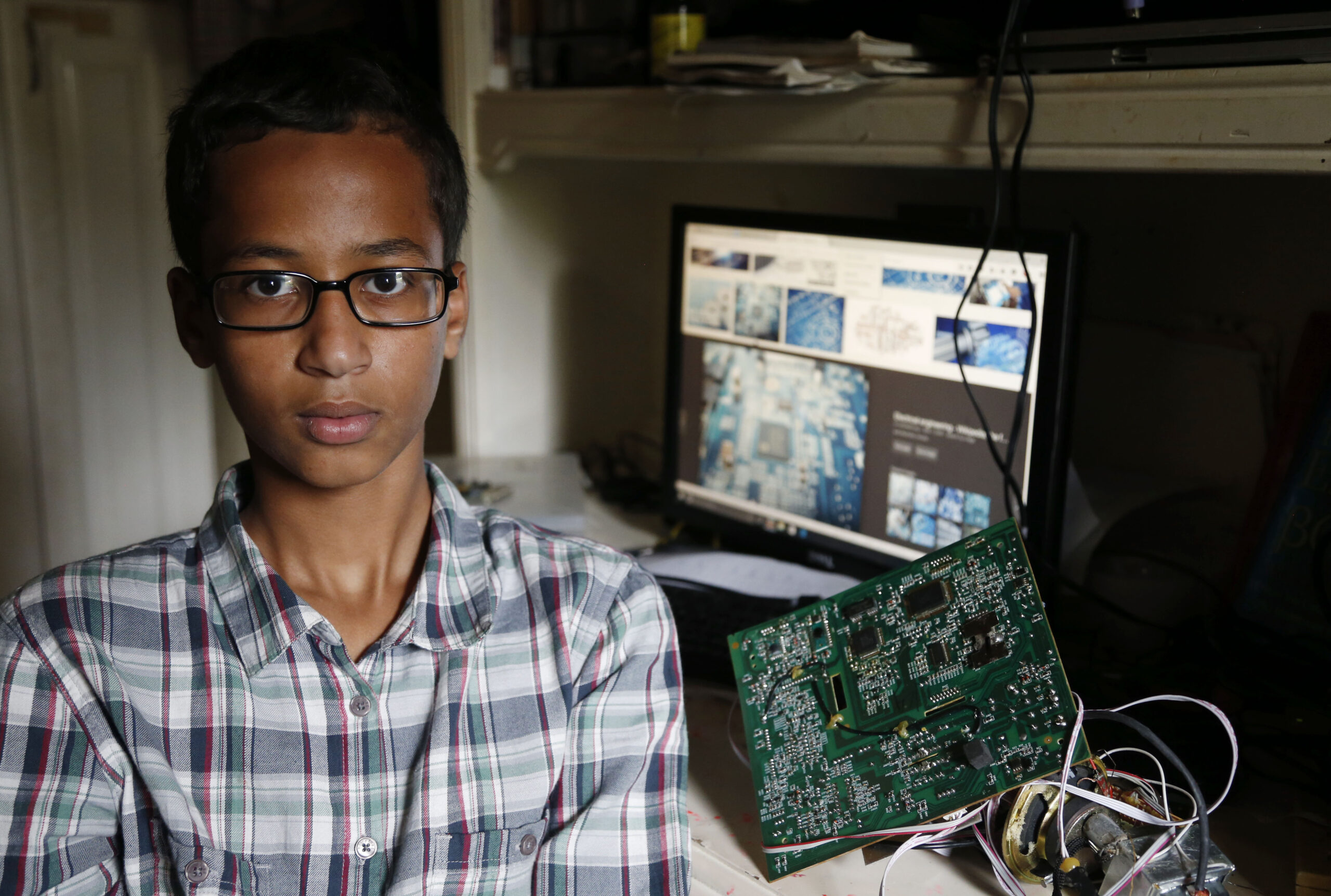 Obama tweets White House invite to Ahmed Mohamed