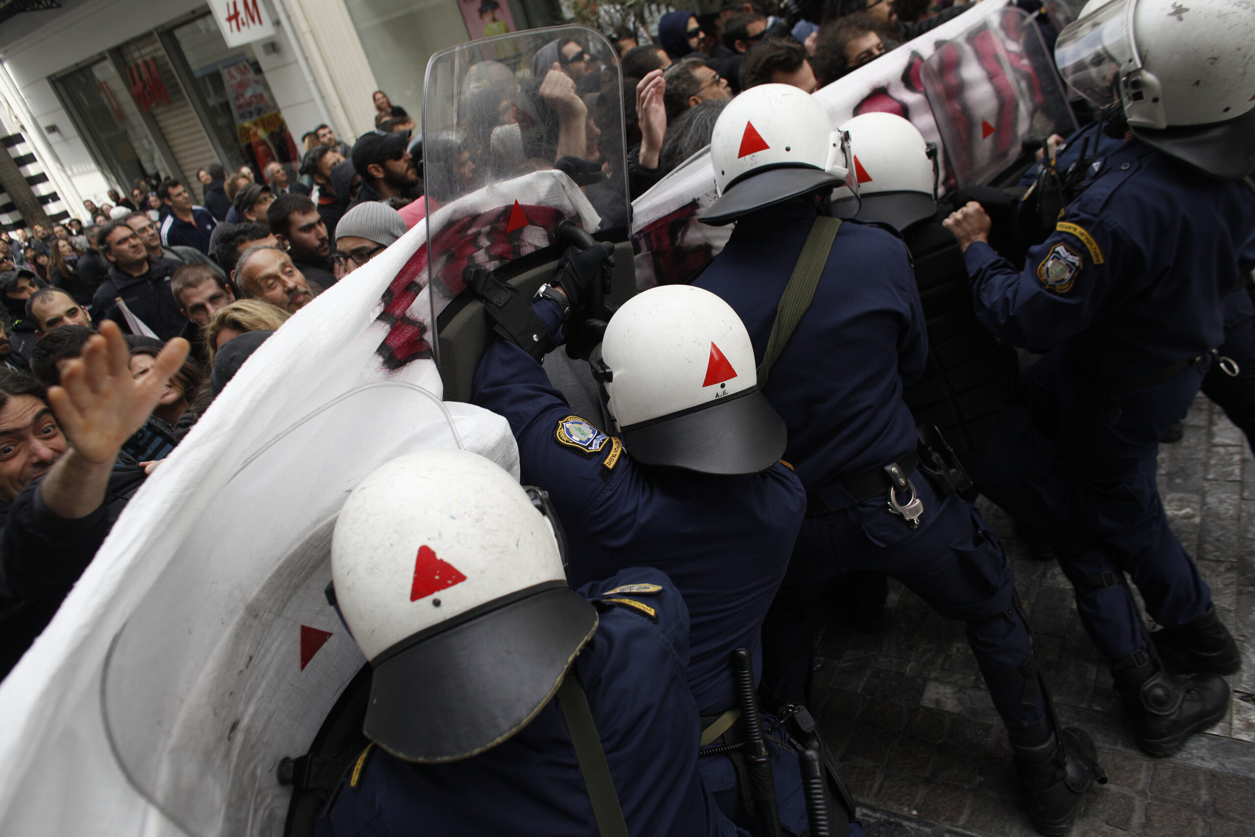 Greek police clash with retail employee protesters