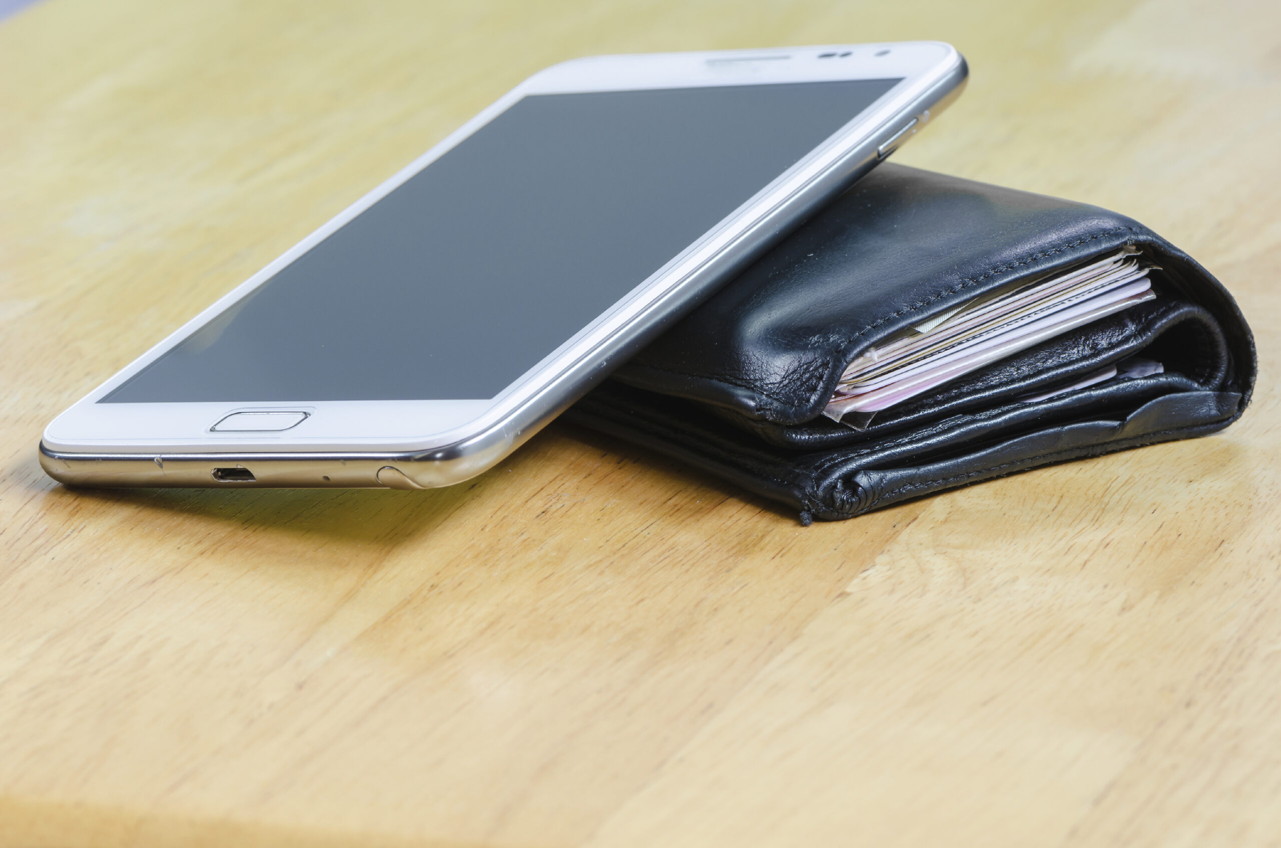 Companies get $9/mo per Obamaphone from feds while offering to public for $7