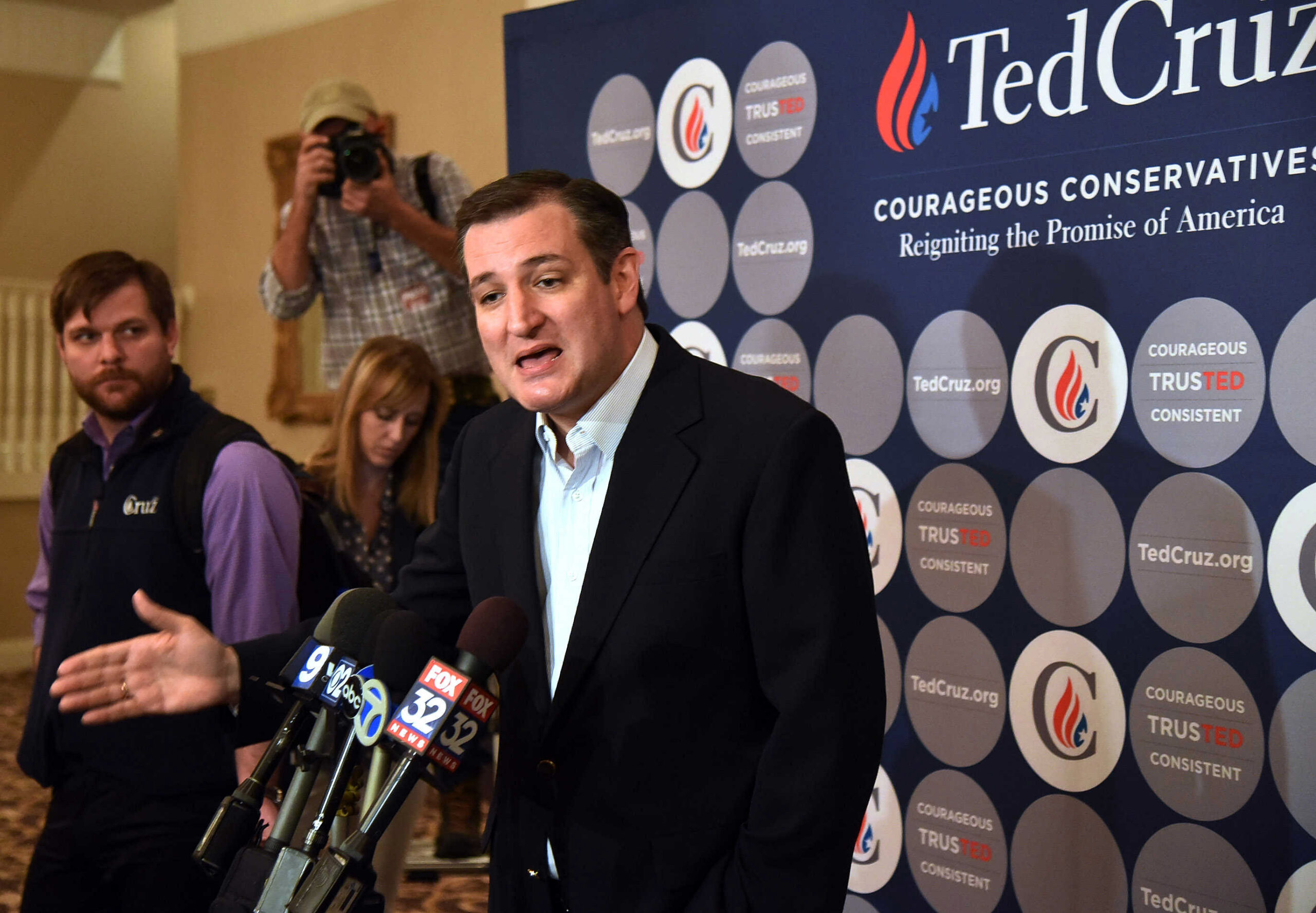 Cruz unveils national security team before Trump