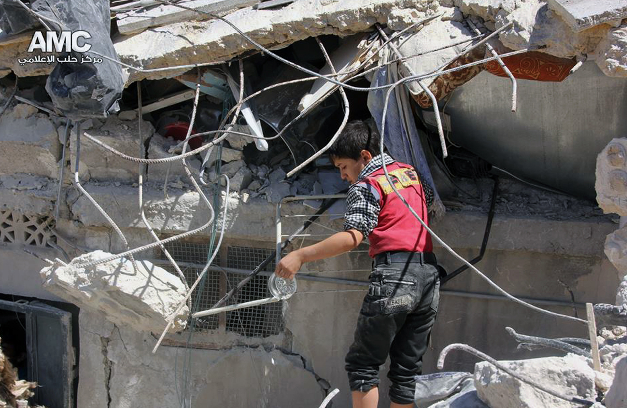 Syrian army missile kills family, activists say