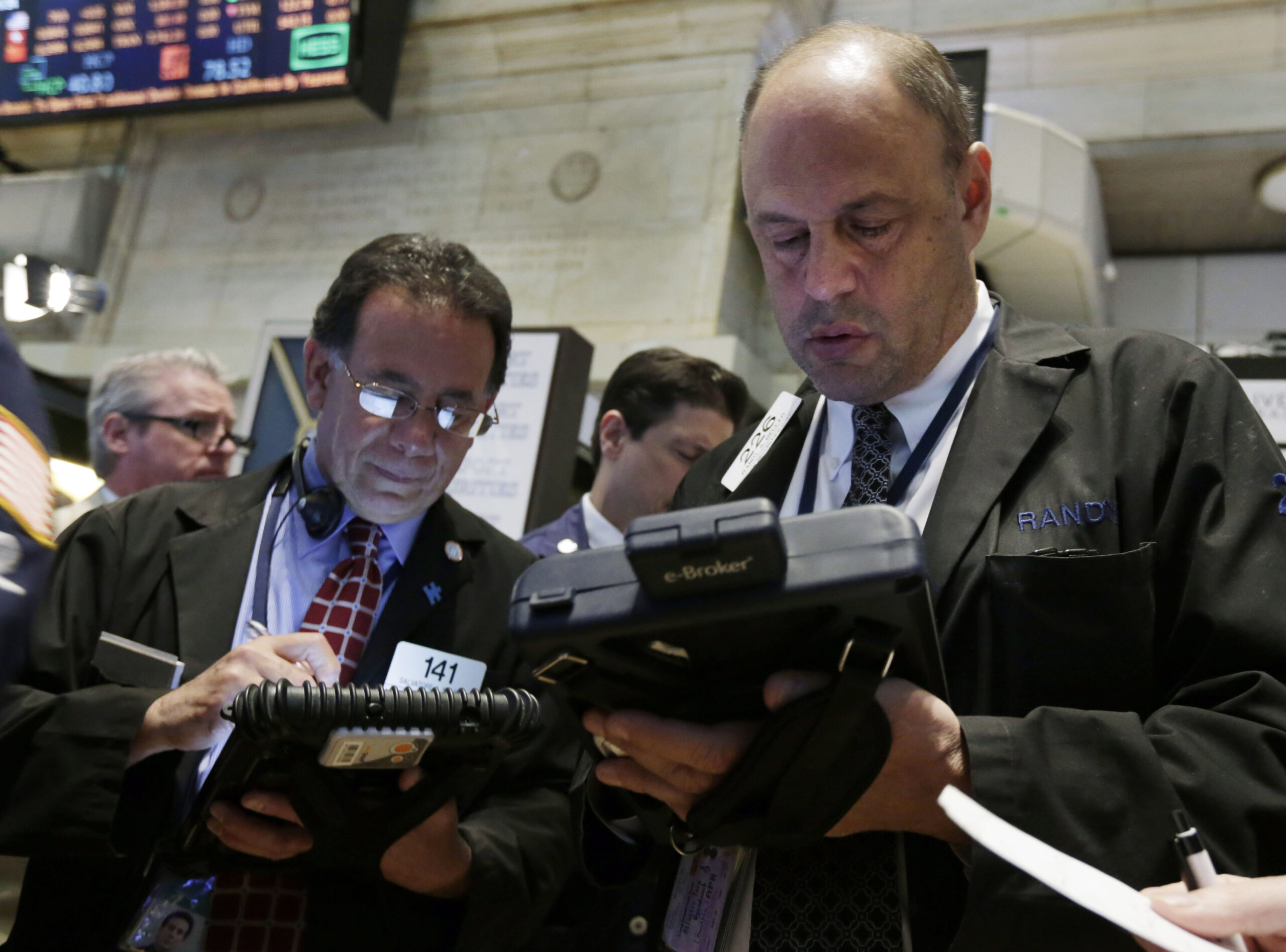 Stocks edge higher on earnings gains; Apple up