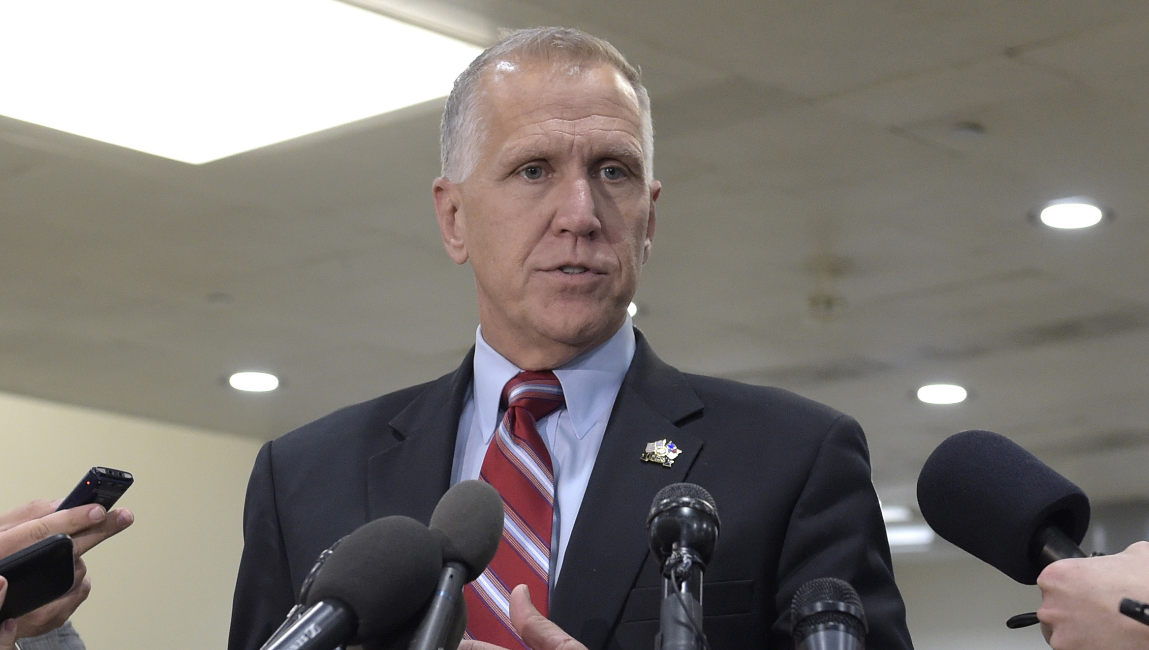 Sen. Thom Tillis collapses during race