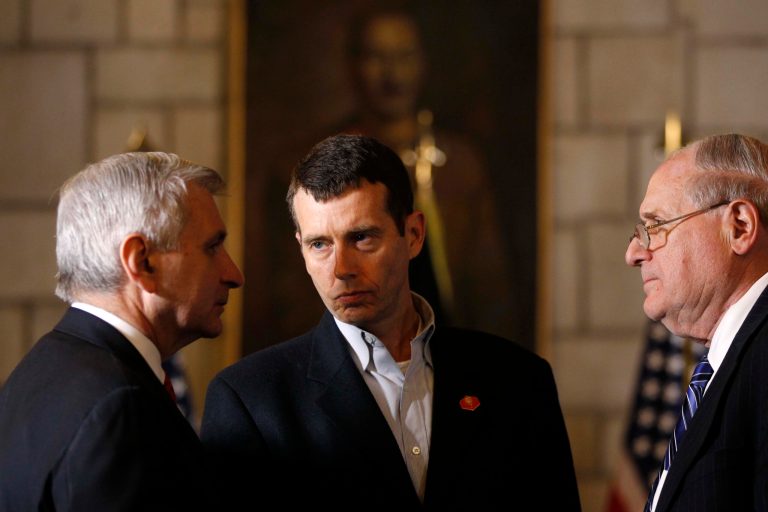 But the Obama 2008 campaign architect says Clinton is still the obvious choice. (AP Photo/Charles Dharapak)