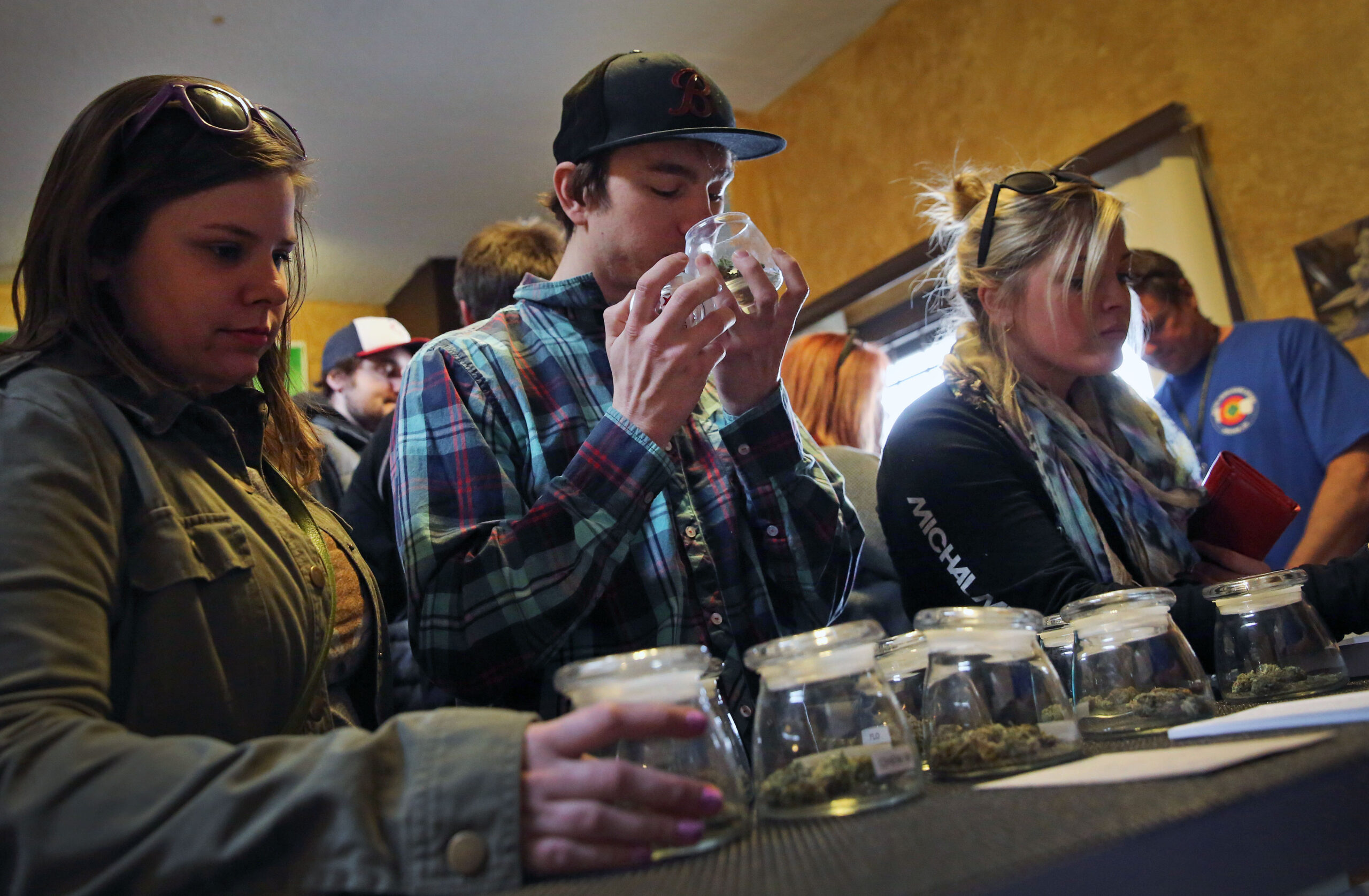 Feds let banks and marijuana sellers do business