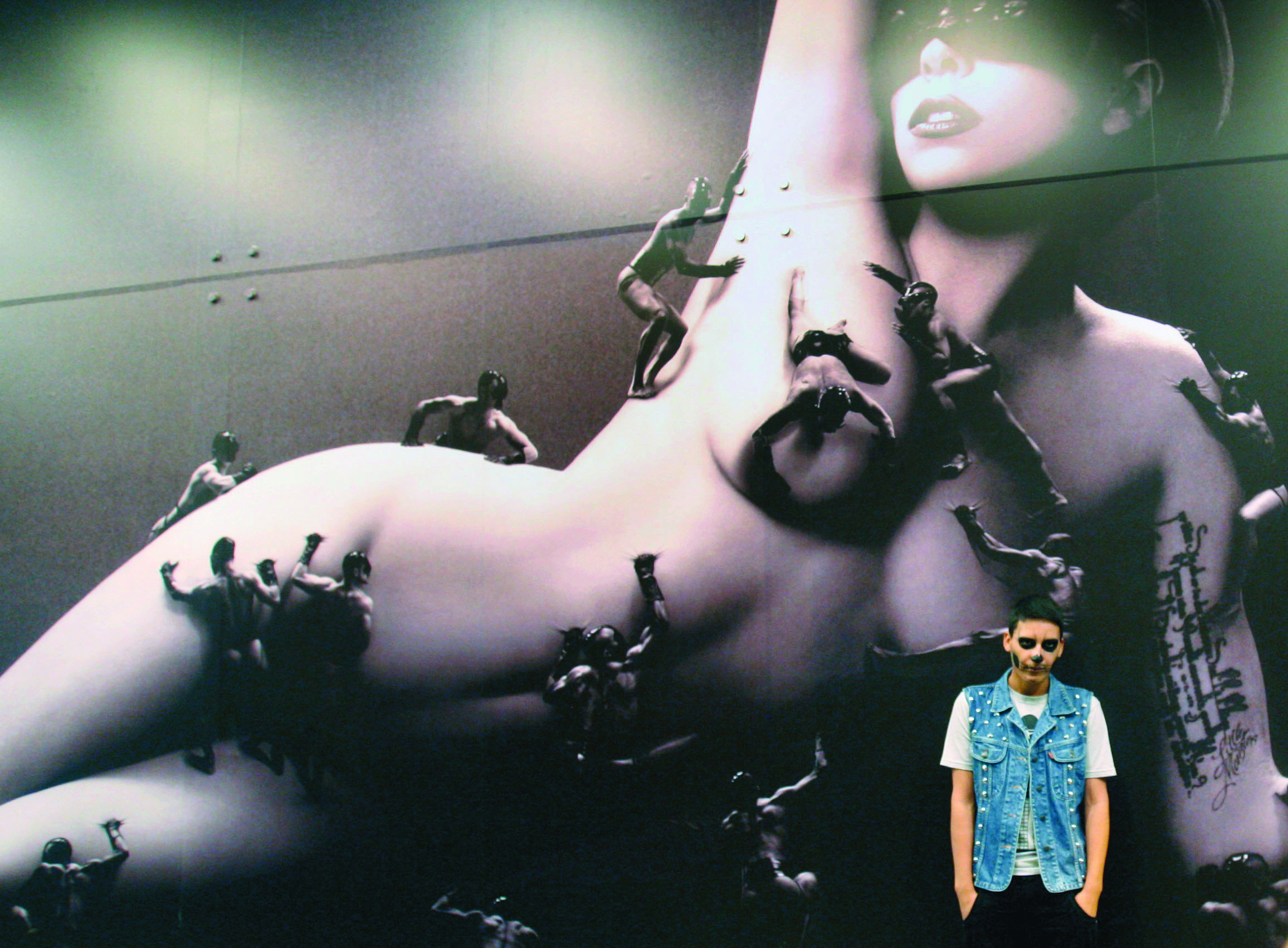 Lady Gaga tweets some racy images before concert