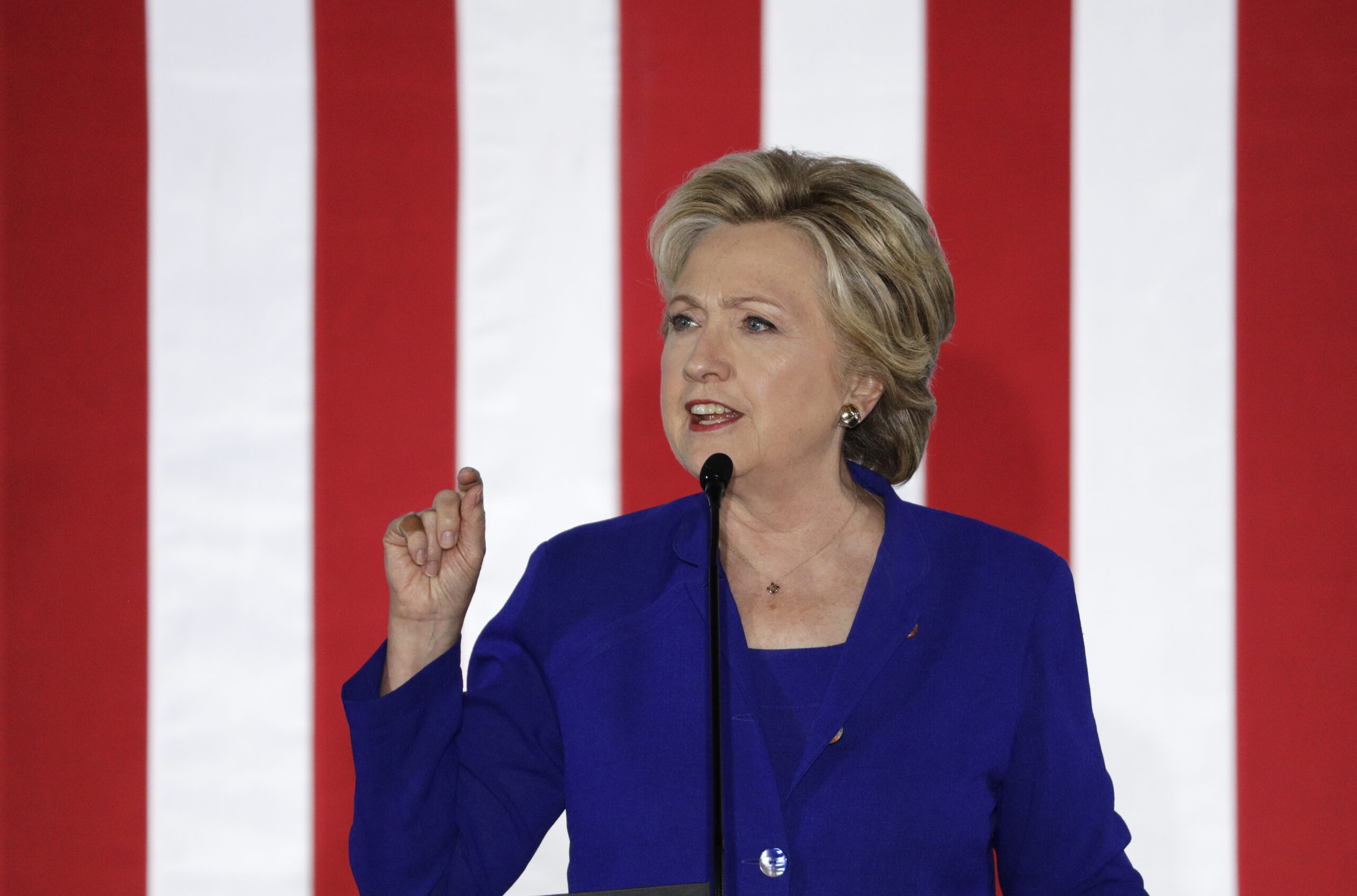 Clinton decries Iowa shootings, stresses police-civilian trust