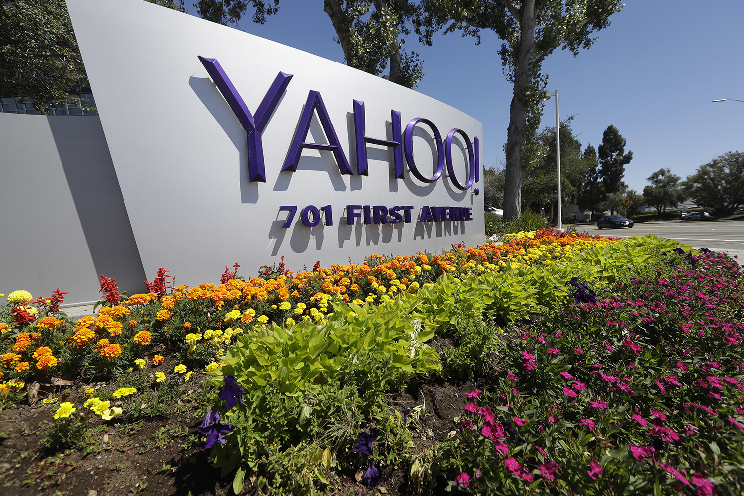 Justice Department to indict Russian spies over massive Yahoo data theft