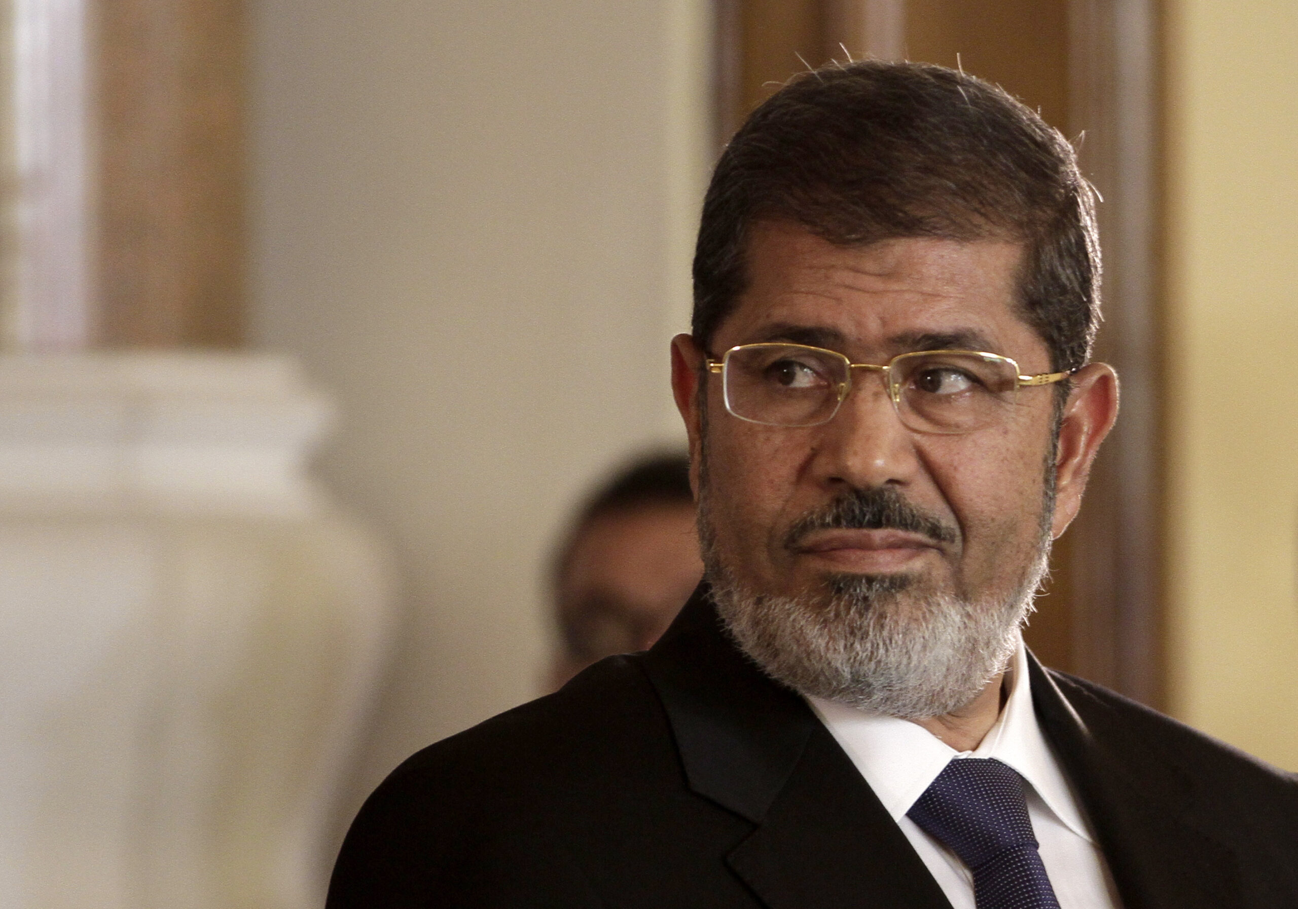 Egypt court challenges Morsi over top prosecutor