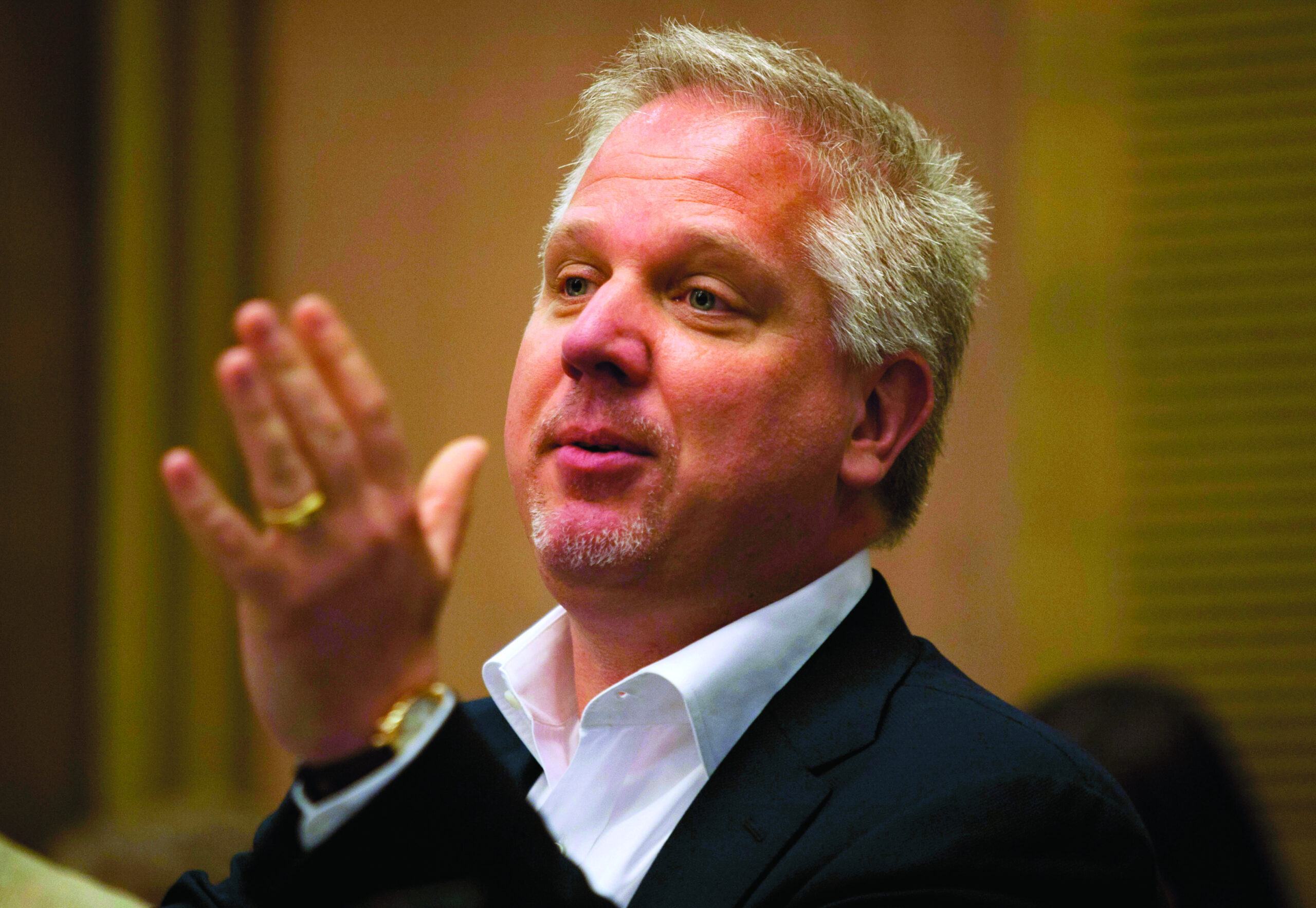Radio host Beck renews attack on American Airlines