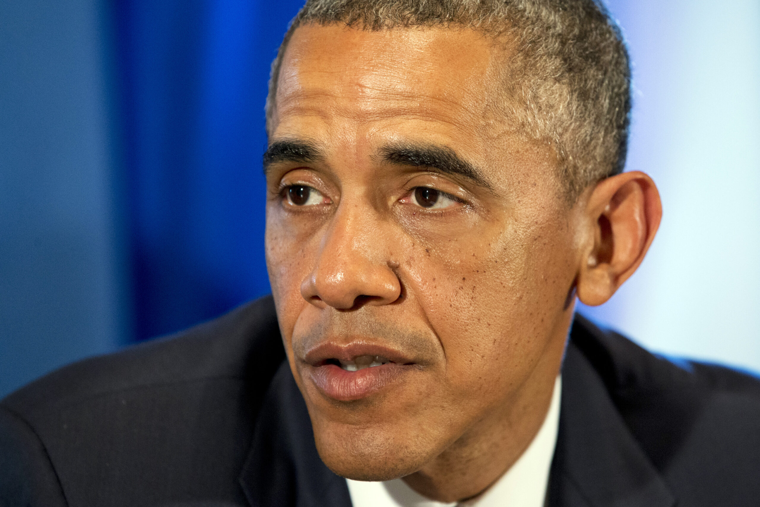 Obama mulls large-scale move on immigration