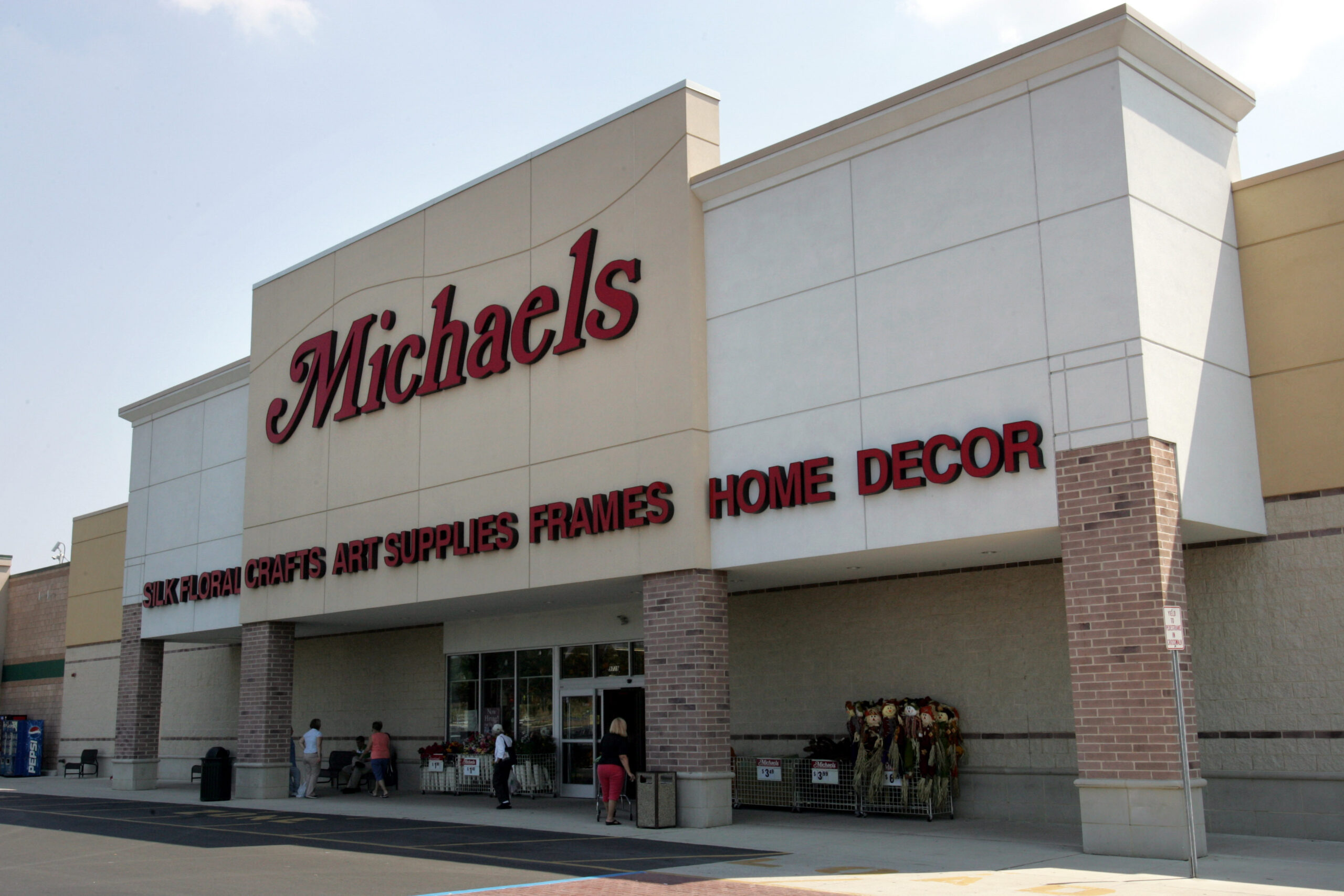 Michaels has tepid return to public markets