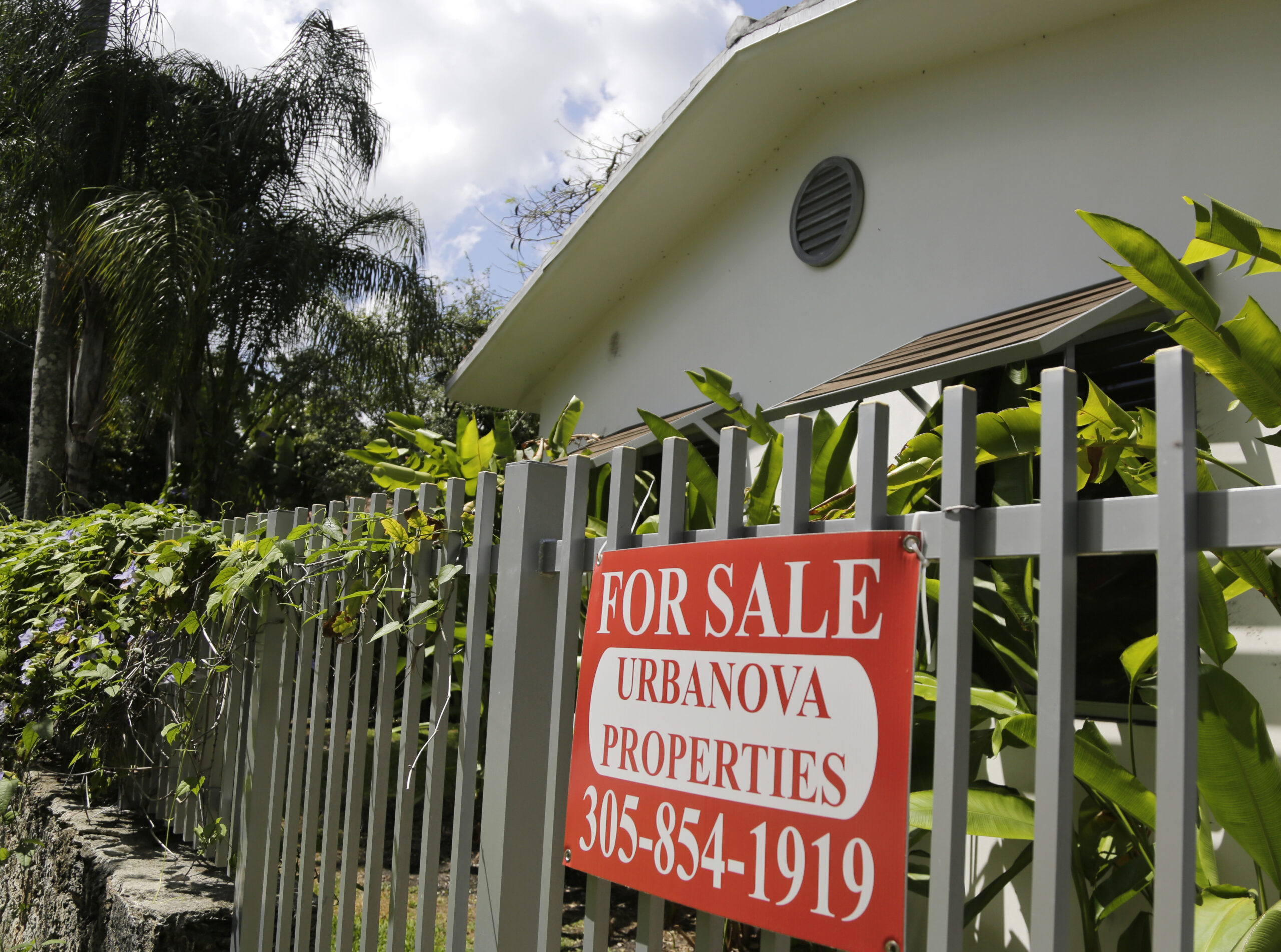 Average rate on 30-year mortgages dips this week