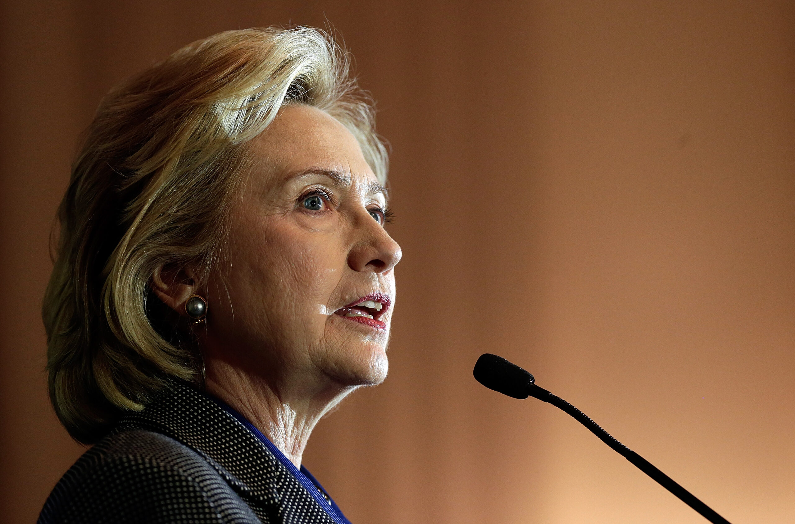 Hillary baffles press with delayed, unusual campaign announcement
