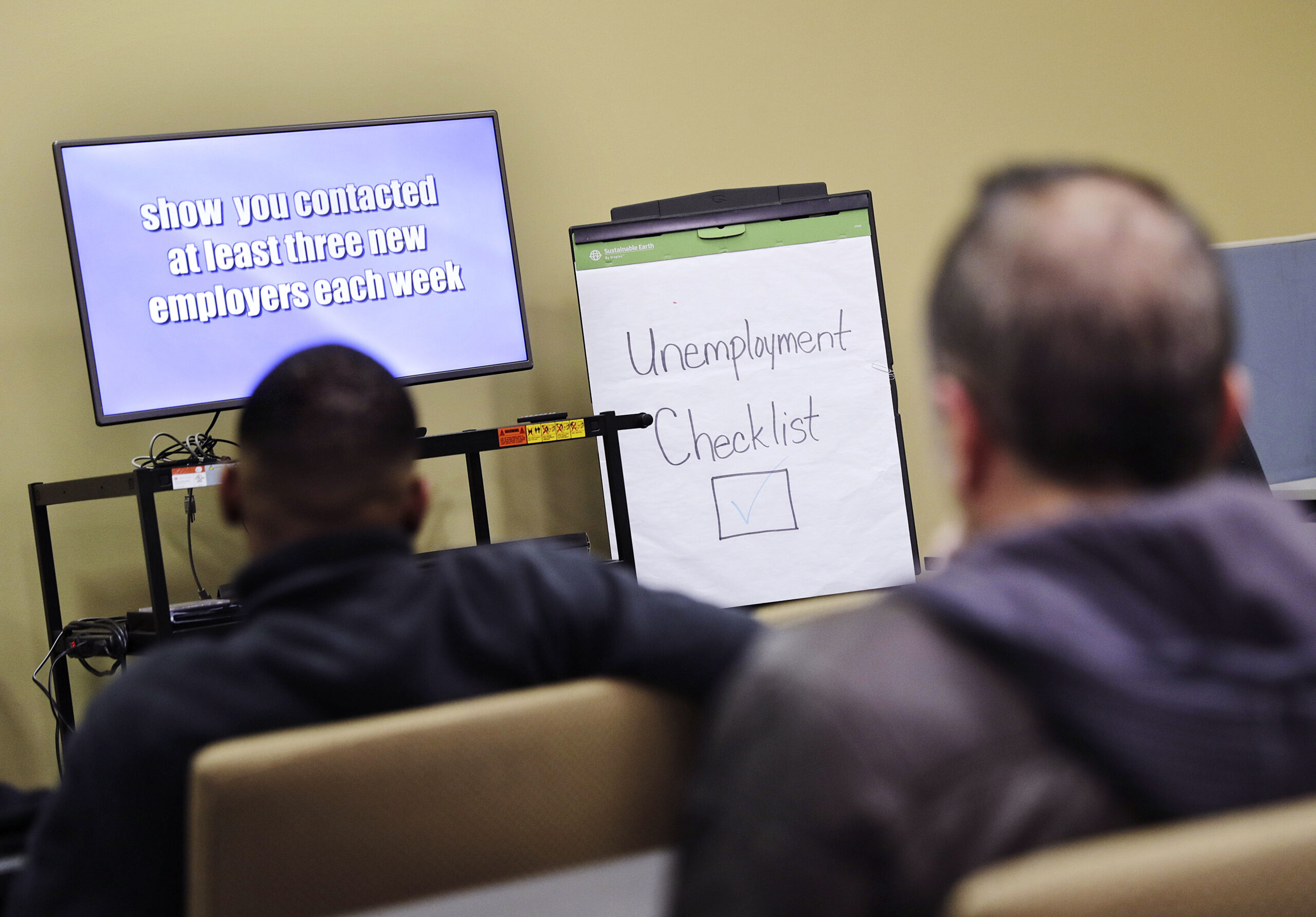 Jobless claims fall to 267,000