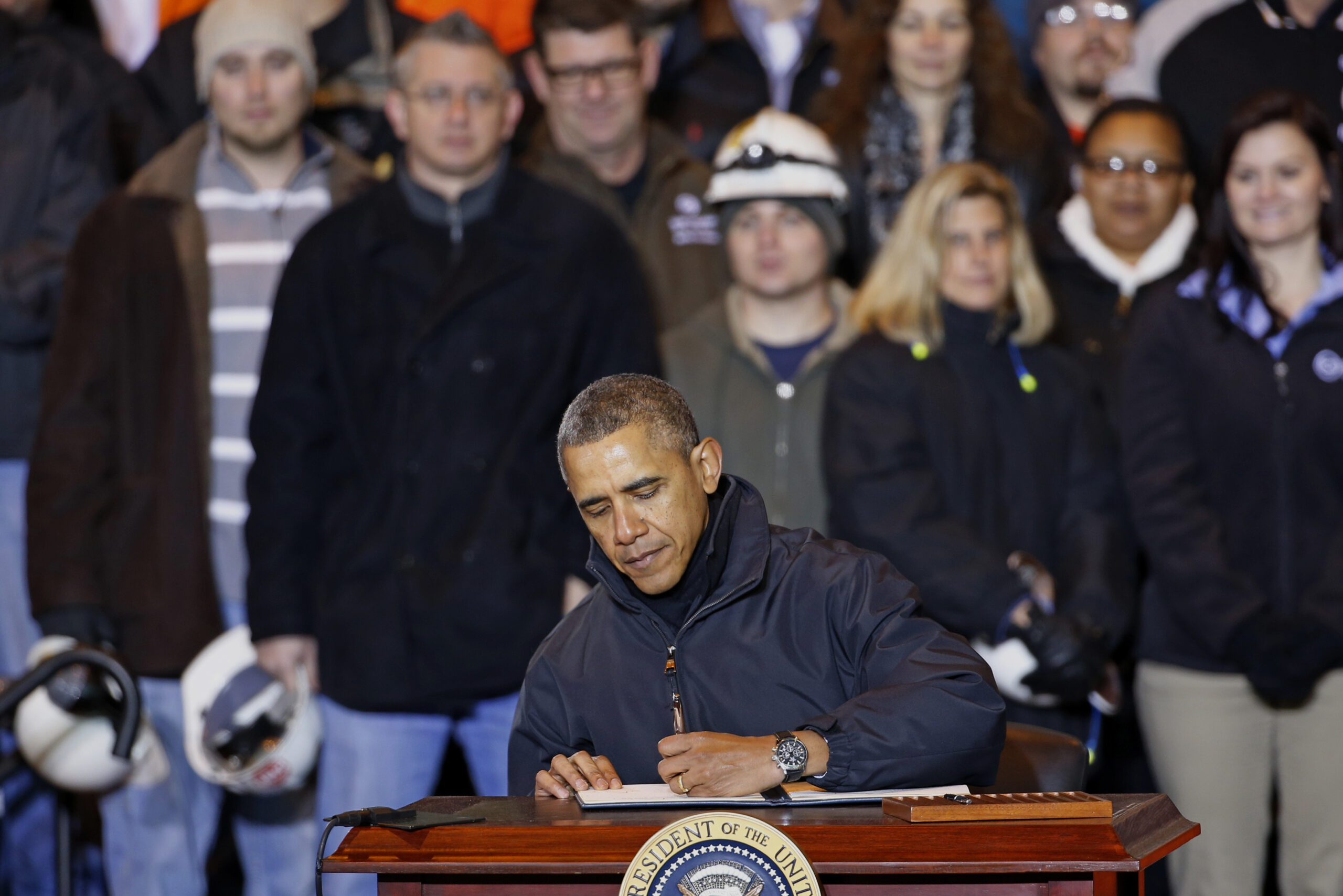 Obama to raise minimum wage for contract workers