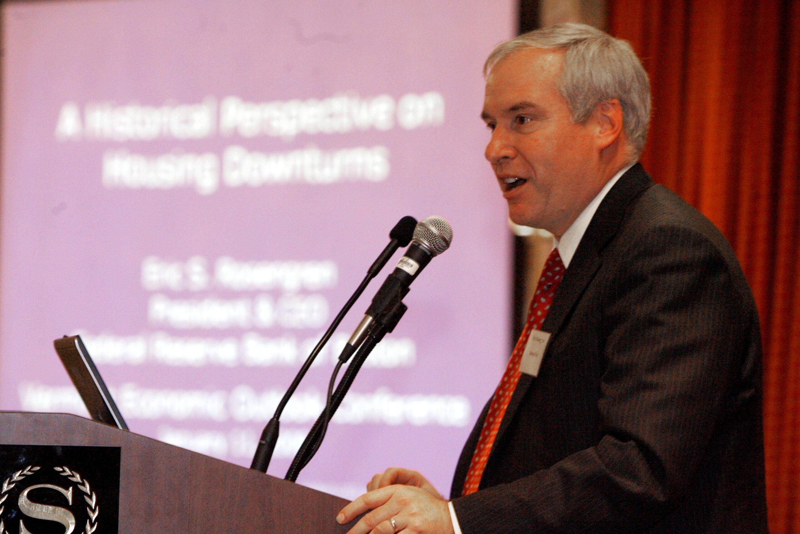 Fed official pushes for raising interest rates